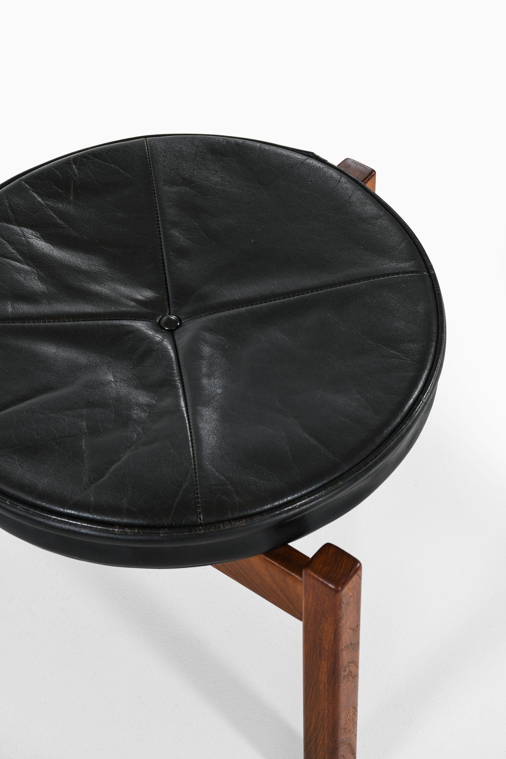 Sehr seltener 3-beiniger Sessel mit Hocker, entworfen von Bent Møller Jepsen. Produziert von Sitamo Møbler in Dänemark.
Abmessungen (B x T x H): 66 x 59 x 80 cm, SH: 42 cm.
Maße Hocker (B x T x H): 49 x 47,5 x 36 cm.