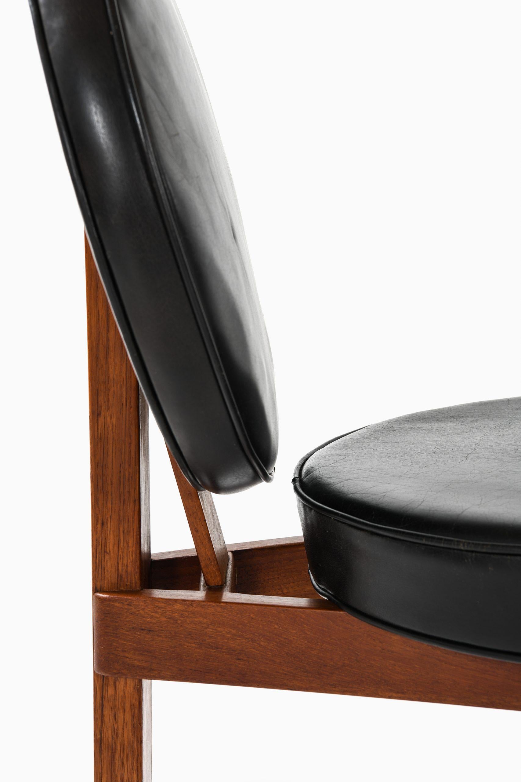 Gebogener Mller Jepsen Easy Chair mit Hocker, hergestellt von Sitamo Mbler in Dänemark (Dänisch) im Angebot