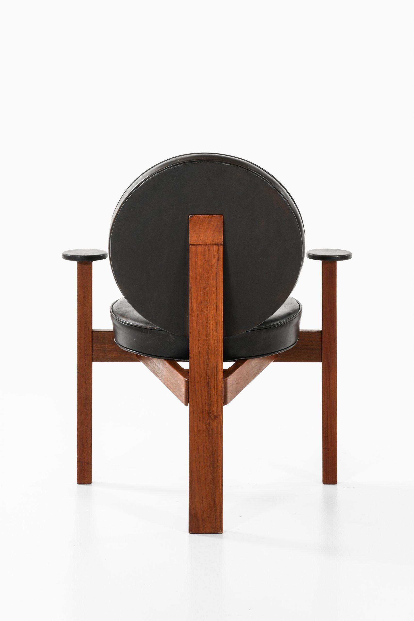 Gebogener Mller Jepsen Easy Chair mit Hocker, hergestellt von Sitamo Mbler in Dänemark (Leder) im Angebot