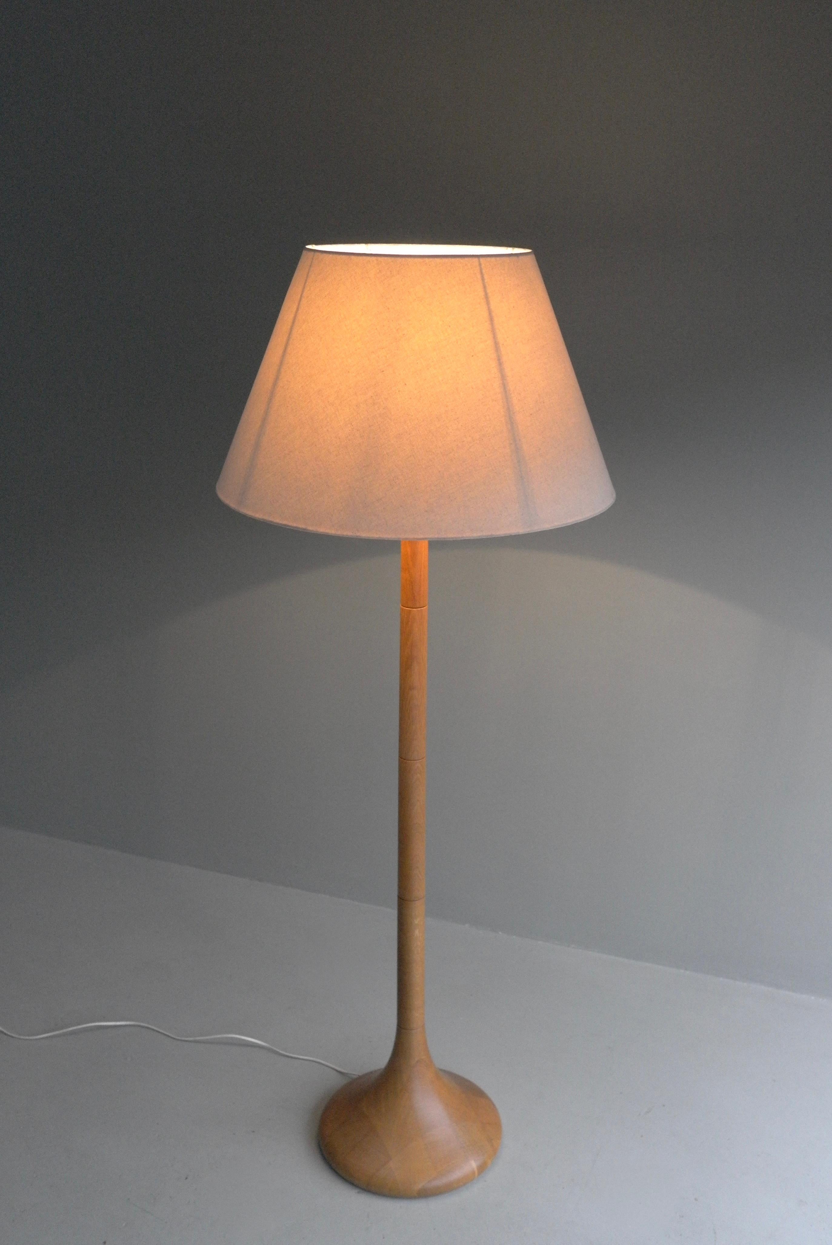 Mid-Century Modern Bent Møller Jørgensen Lampadaire danois avec incrustation de chêne par Dyrlund 1970 en vente