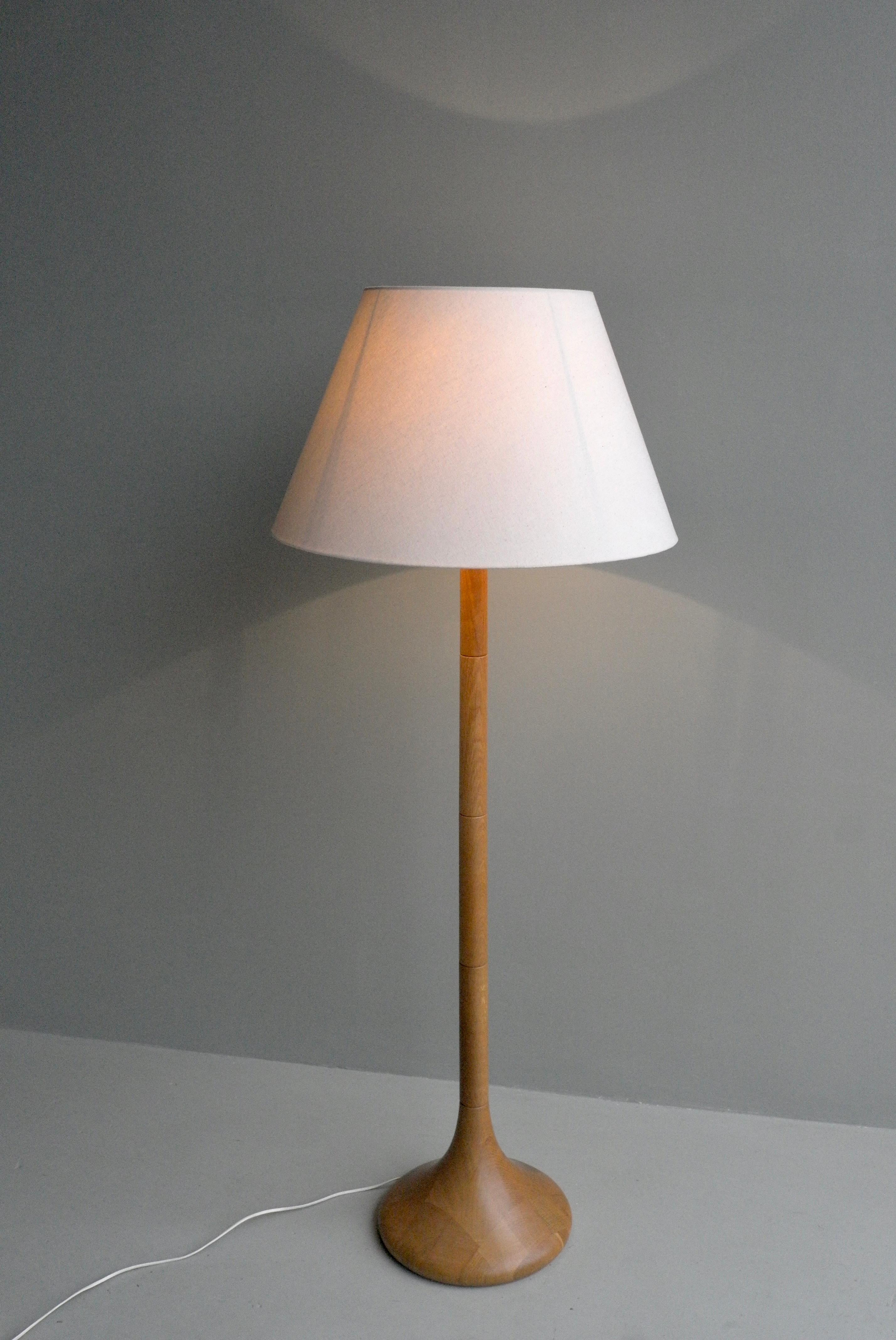 Bent Møller Jørgensen Danish Floor Lamp with Oak Inlaid Pattern by Dyrlund 1970s In Good Condition For Sale In Den Haag, NL