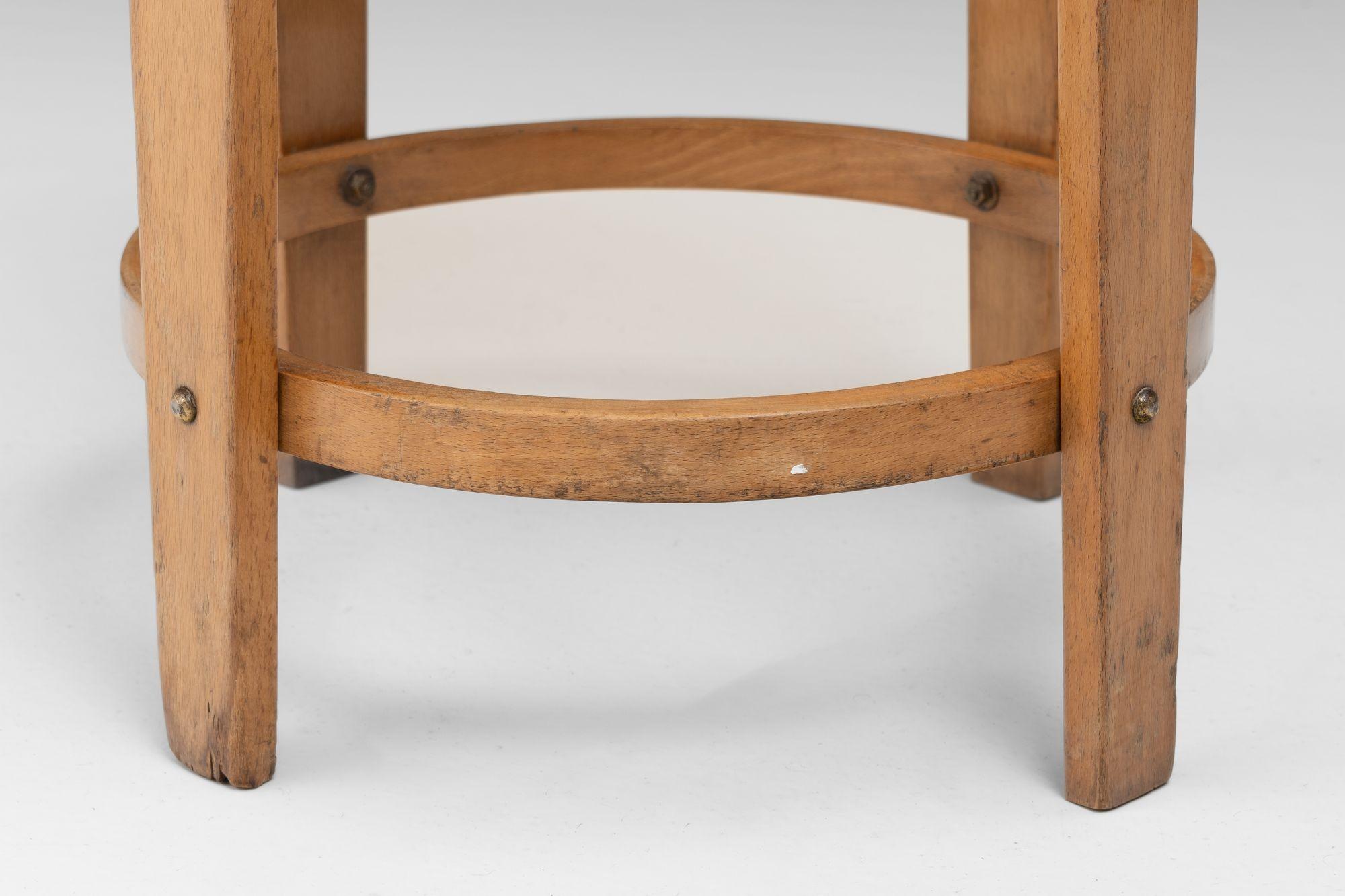 Sgabello singolo in compensato alla maniera di Alvar Alto. Pad della seduta rivestito in bouclé. K.K. circa 1960.

H. H. 60cm x L. 40cm x P. 40cm