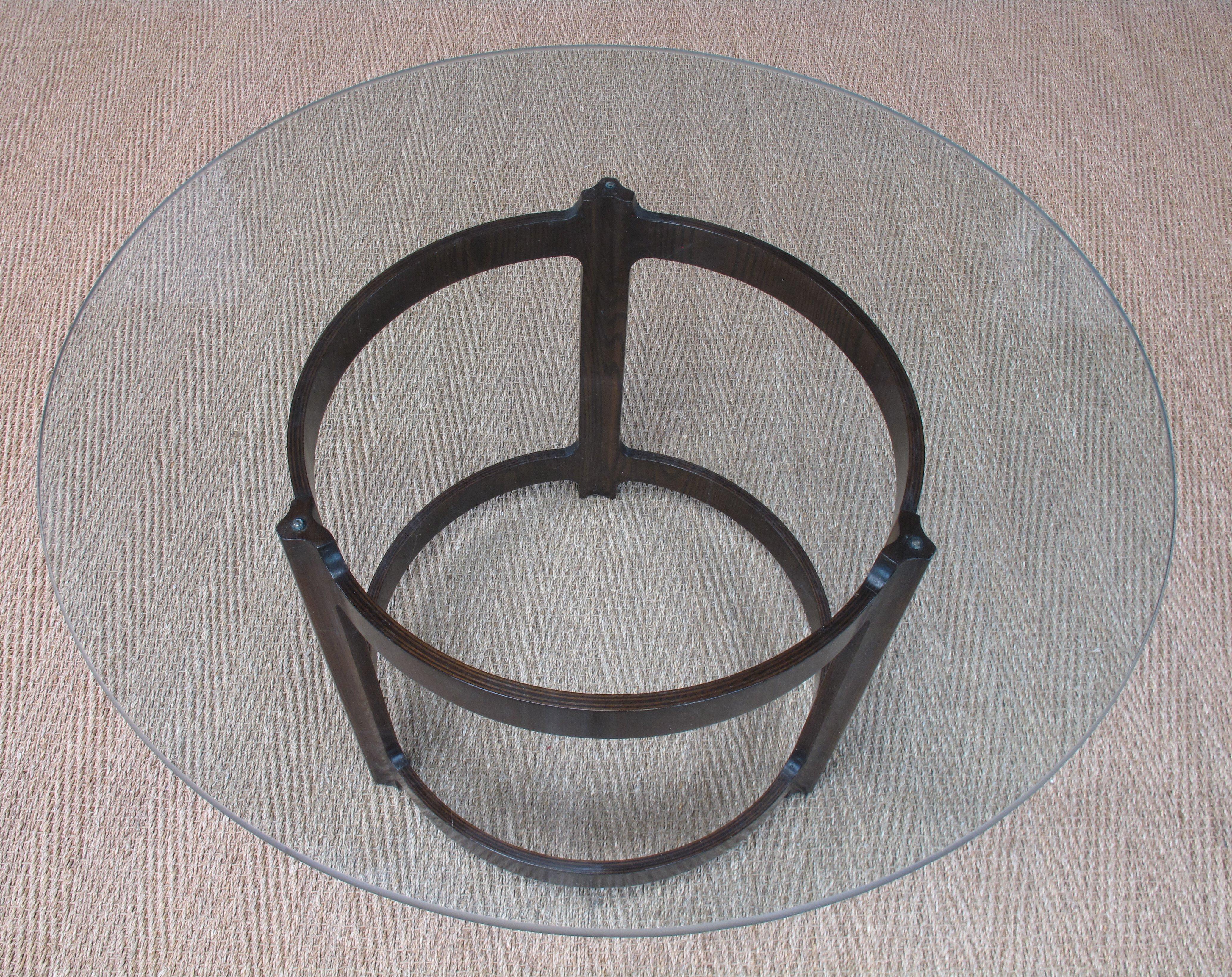 Mid-Century Modern Table basse à piédestal en contreplaqué courbé et bois de frêne en vente