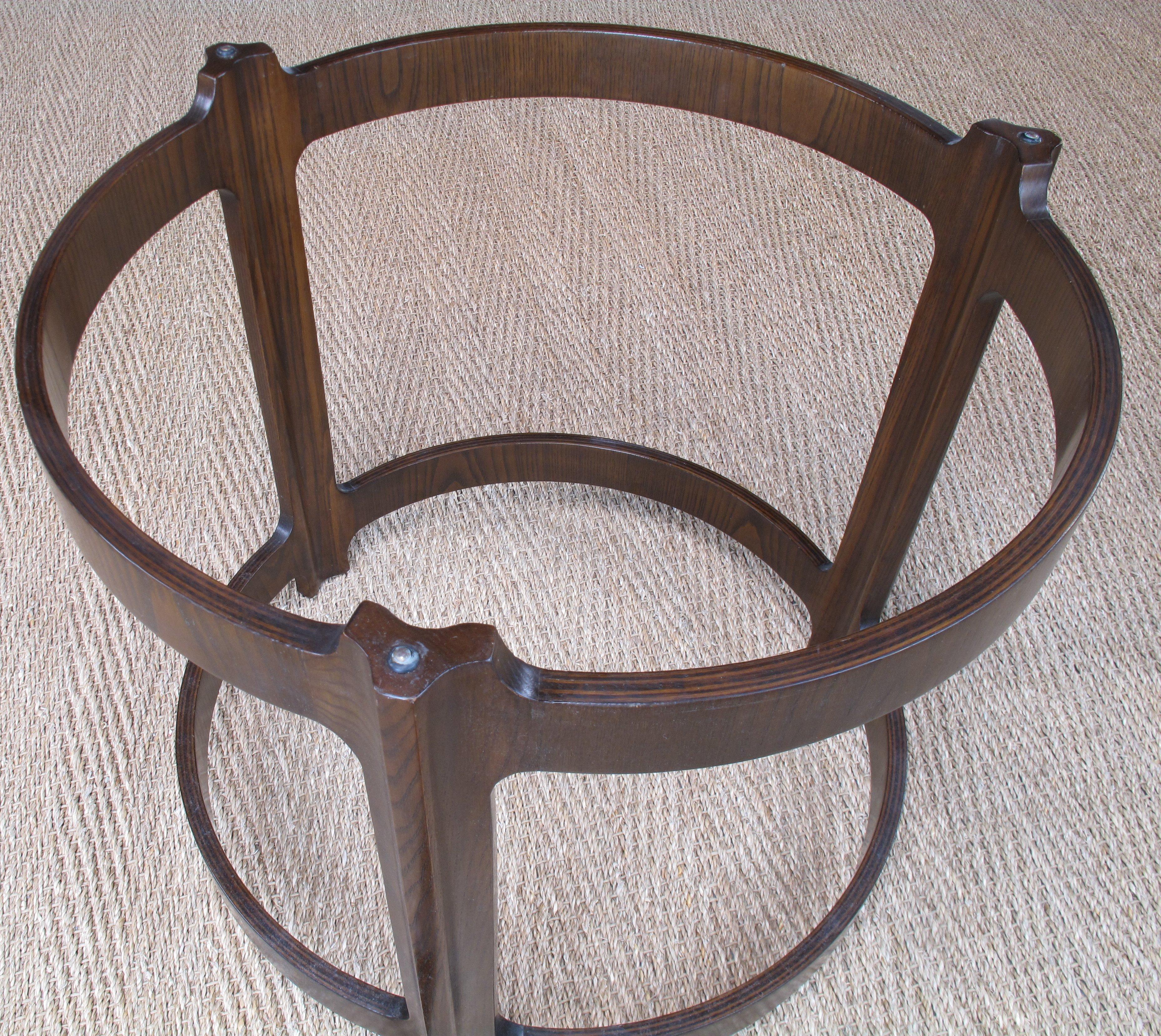 Table basse à piédestal en contreplaqué courbé et bois de frêne en vente 2