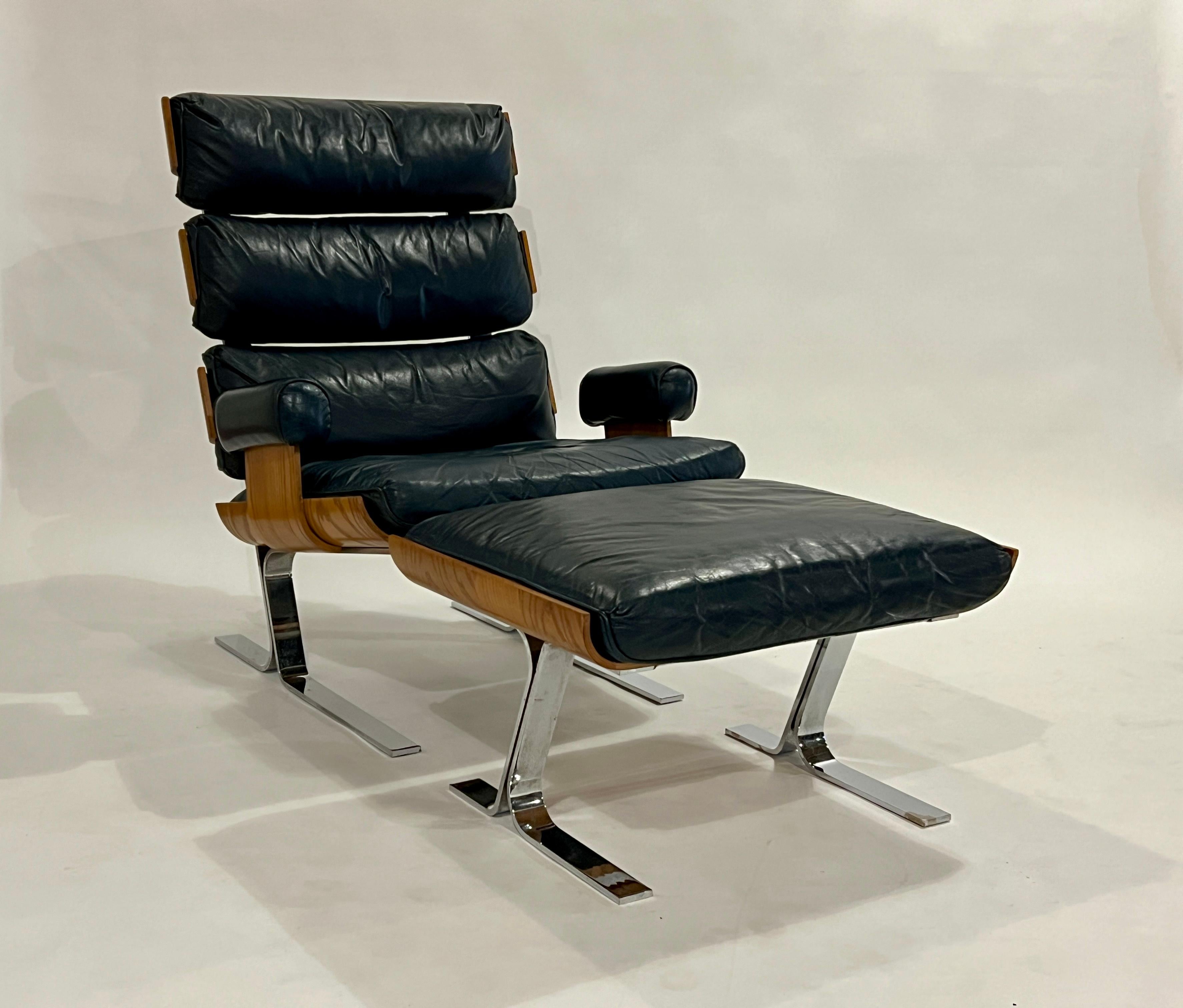Chaise et ottoman très rares et non identifiés dans le style de la chaise Eames de Herman Miller et de la chaise et ottoman de la Collectional de Richard Hersberger. Fabriquée en contreplaqué, comme la chaise Eames, chaque bande de contreplaqué