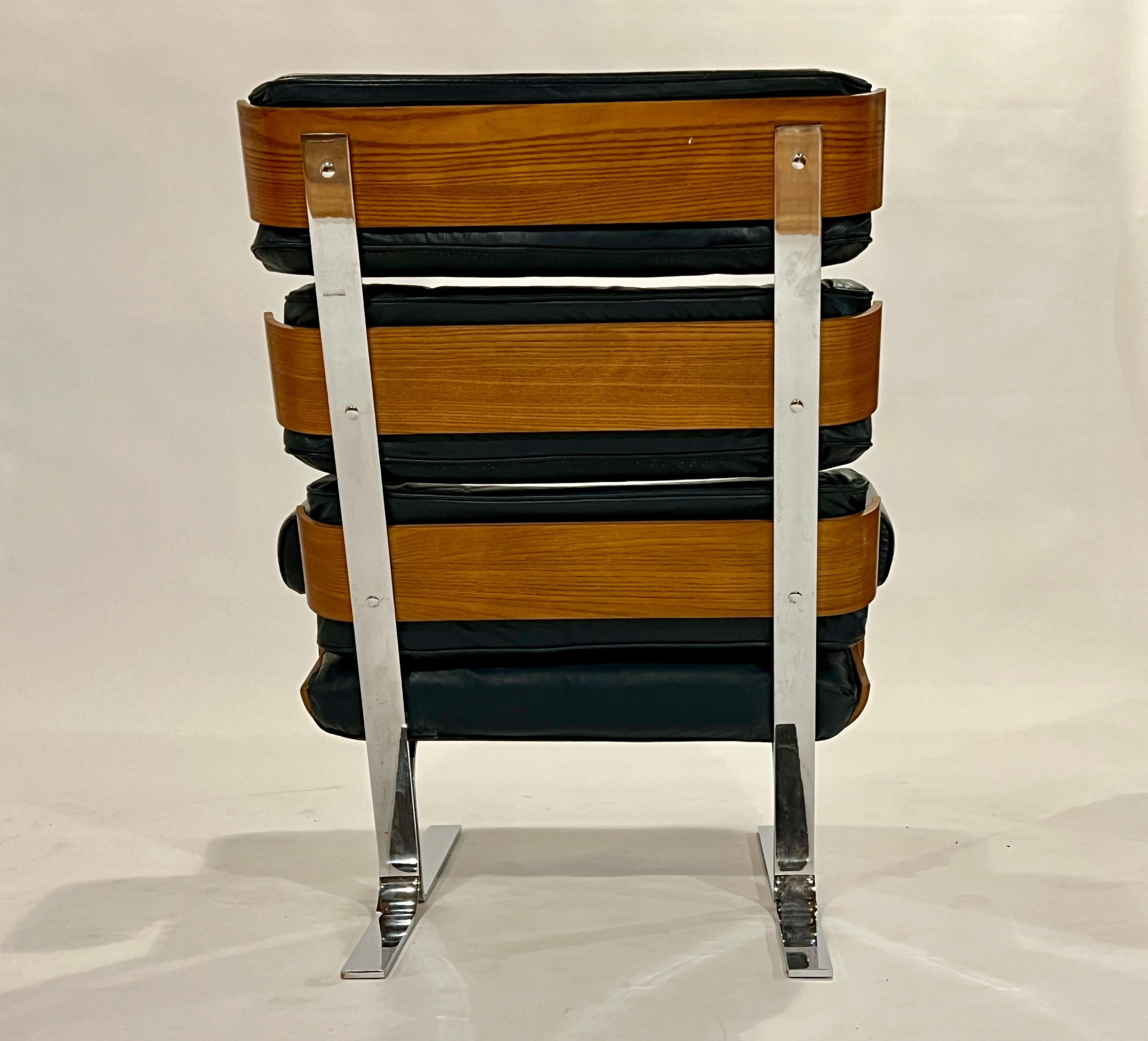 Chaise et pouf en contreplaqué courbé, chrome et cuir marine Bon état - En vente à Chicago, IL