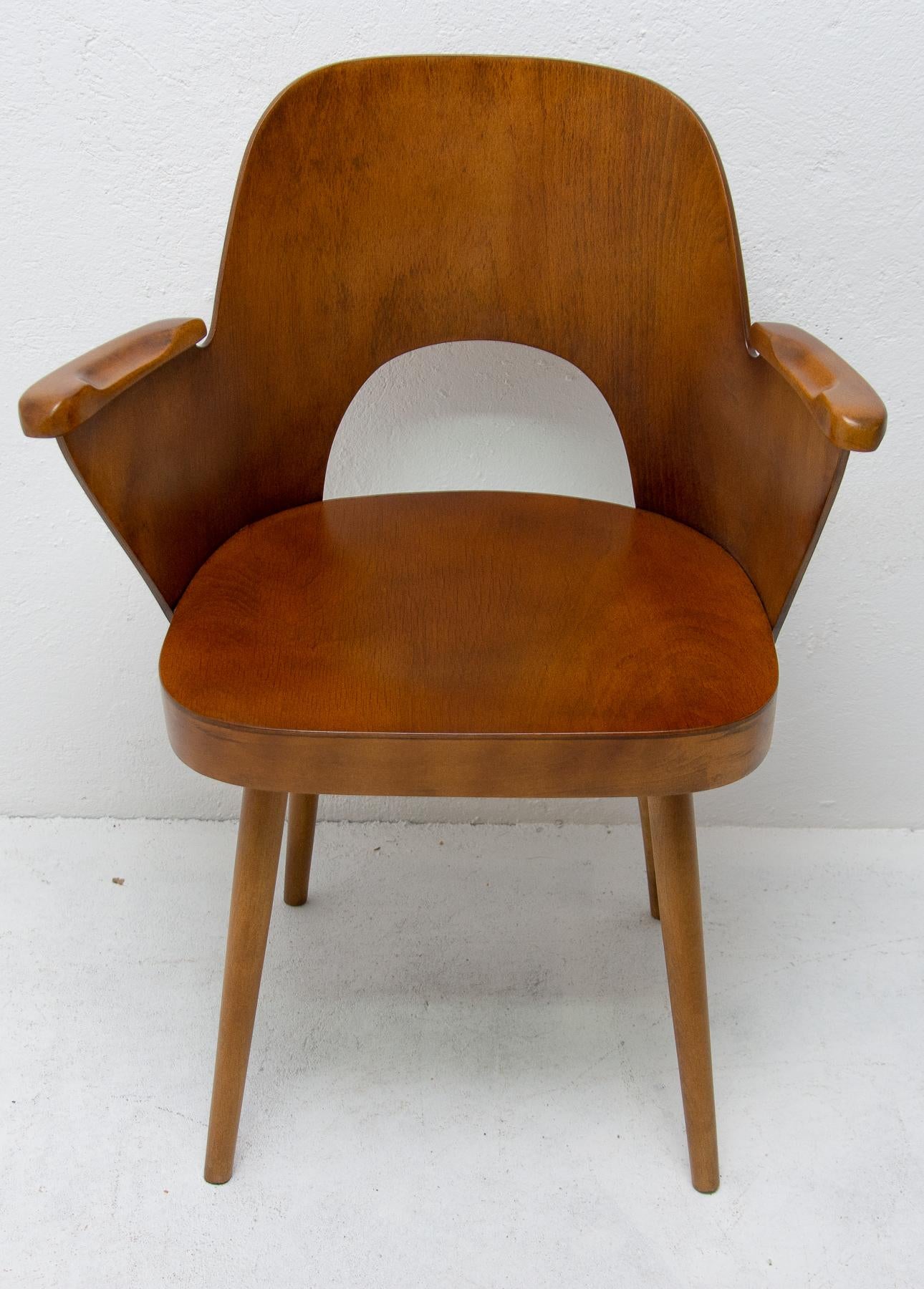 This writing desk armchair was designed by Austrian architect Oswald Haerdtl. The chair is made from beech and bent plywood and was made in the 1960s. It´s in very good condition.
