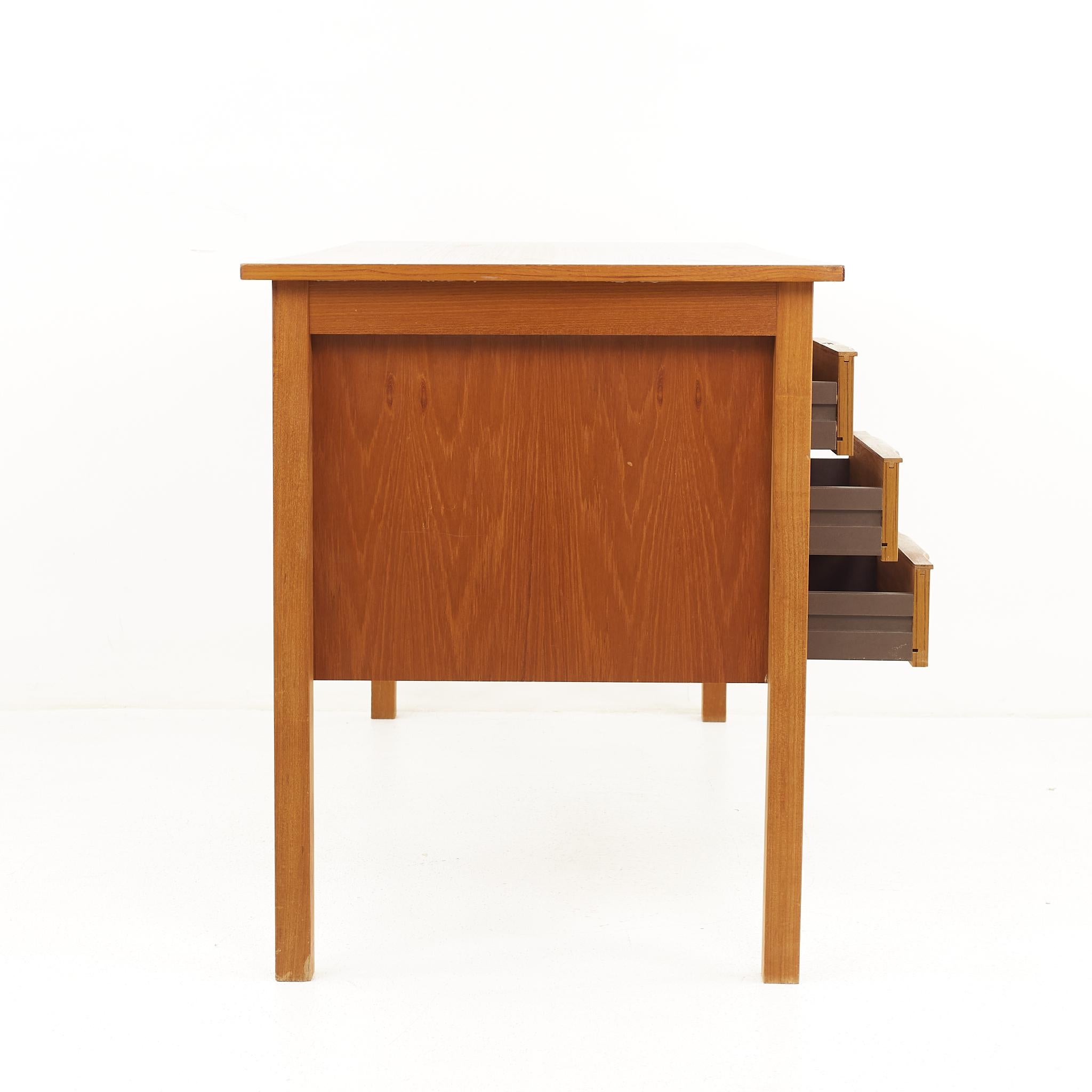 Scrivania in teak danese del metà secolo Bent Silberg Mobler in vendita 3