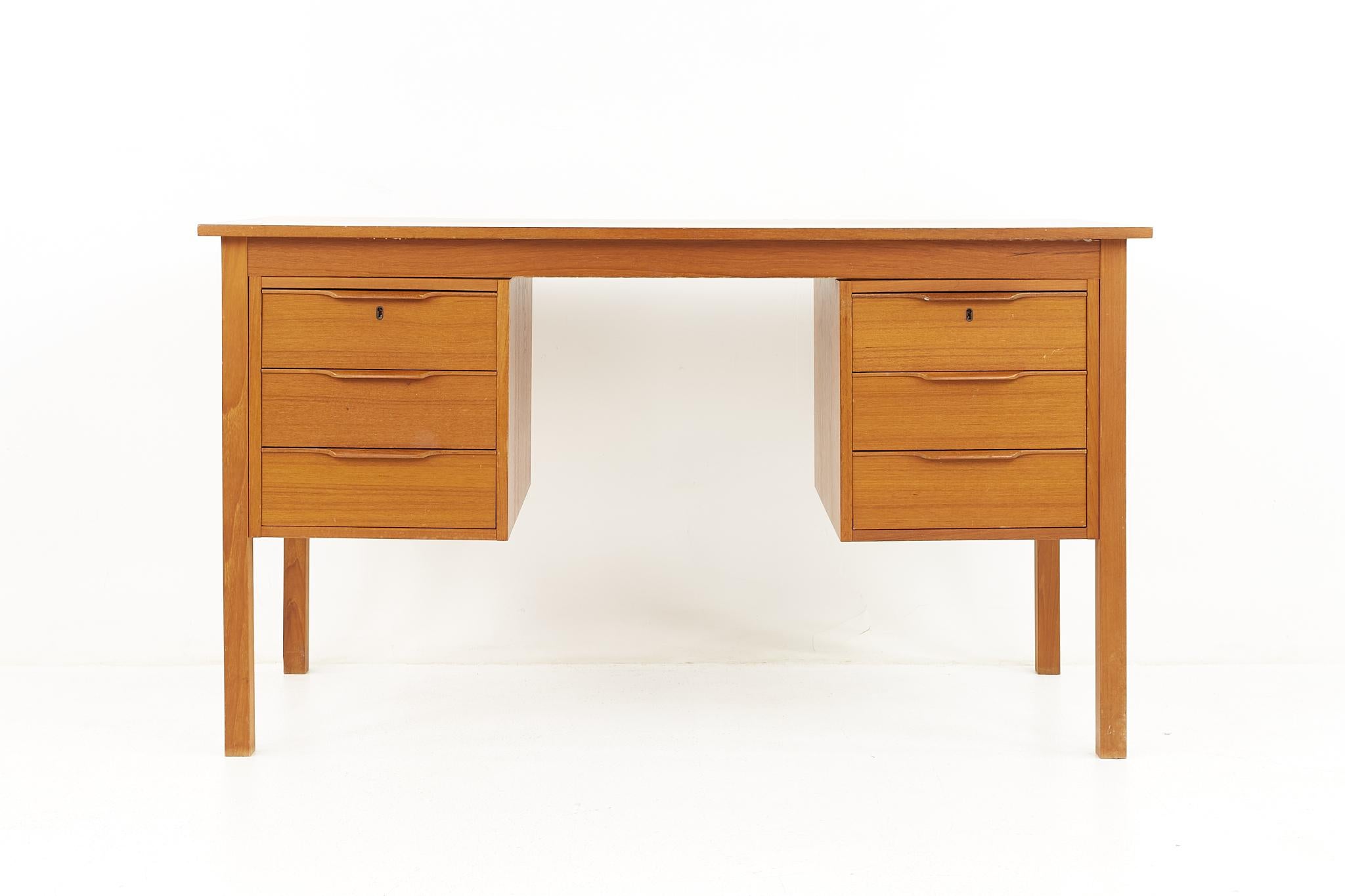 Scrivania danese di metà secolo in teak Bent Silberg Mobler

La scrivania misura: 51,25 larghezza x 23,75 profondità x 29 altezza, con uno spazio per la sedia di 26 pollici.

Tutti i mobili possono essere acquistati in quello che noi chiamiamo