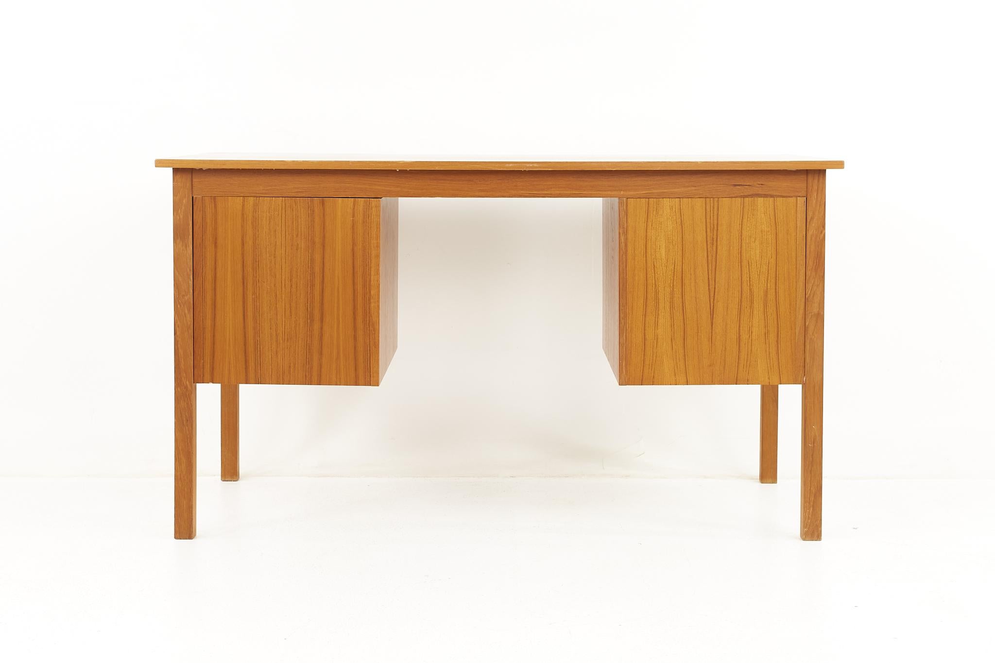 Bent Silberg Mobler Mid Century Danish Teak Desk In Good Condition For Sale In Countryside, IL
