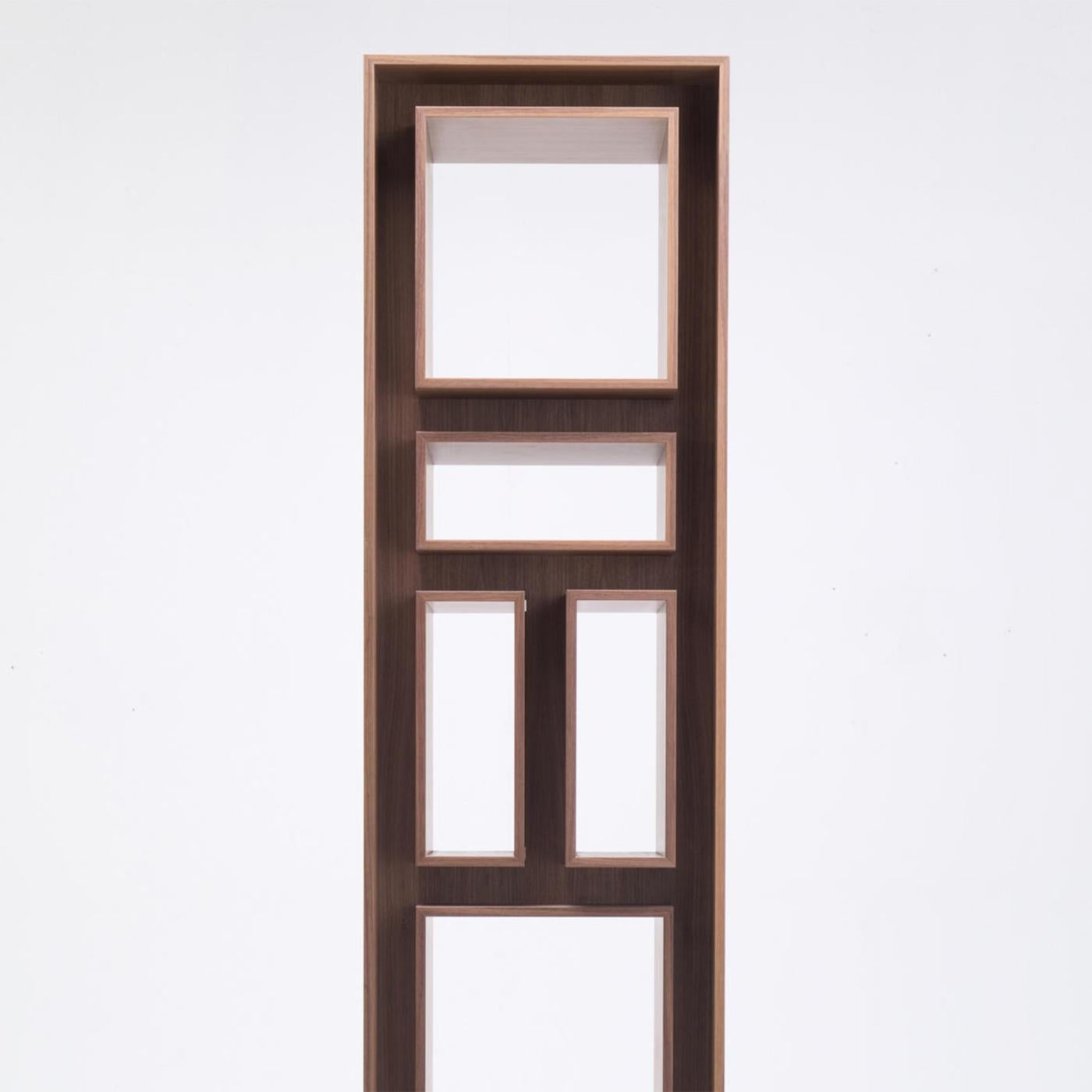 Bookcase bent single with all structure
in solid walnut wood, all in hand-crafted
walnut wood.