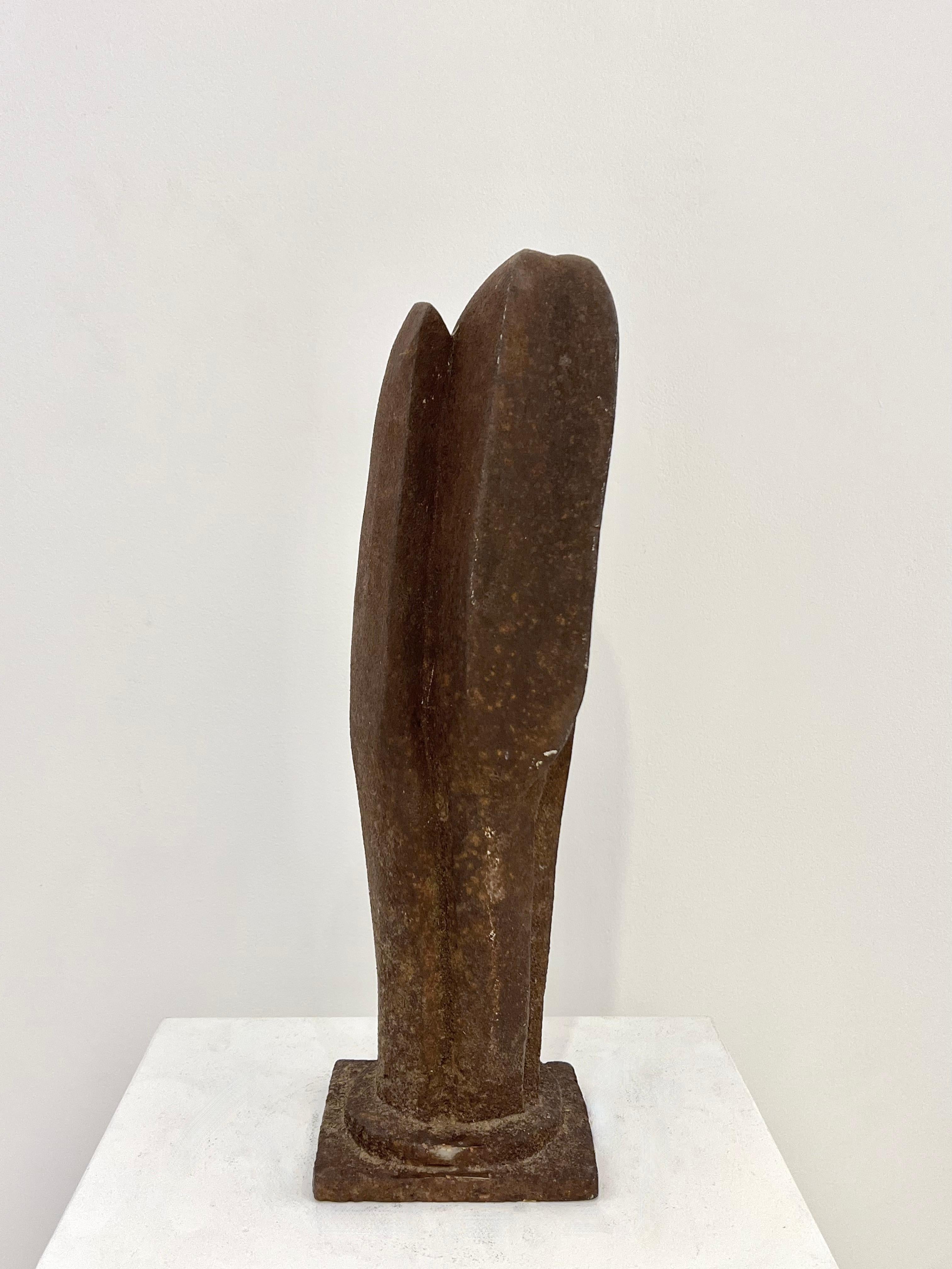 Scultura astratta in ghisa di Bent Sørensen con una ricca tonalità arrugginita dovuta all'età.  Danimarca, circa anni '60.
Bent Sørensen è conosciuto soprattutto come scultore, ma ha iniziato come pittore. Intorno al 1948 incontrò il gruppo di
