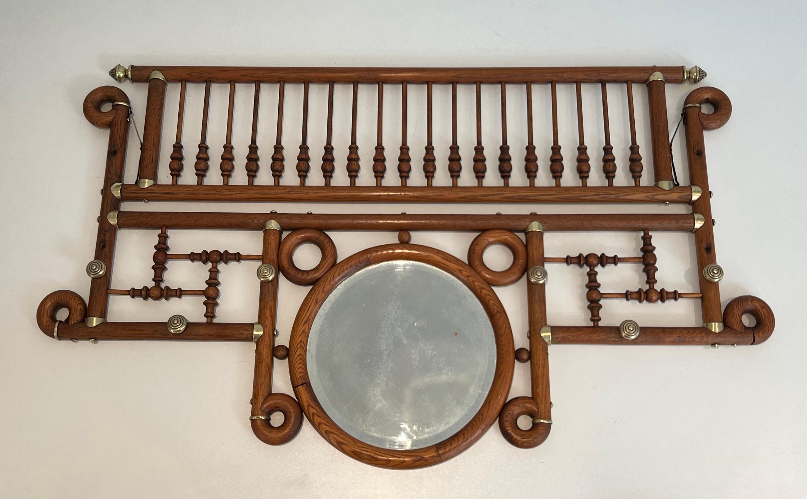 Raro e interessante appendiabiti da parete in legno e ottone. Lavori di artigianato artistico inglese. Circa 1890