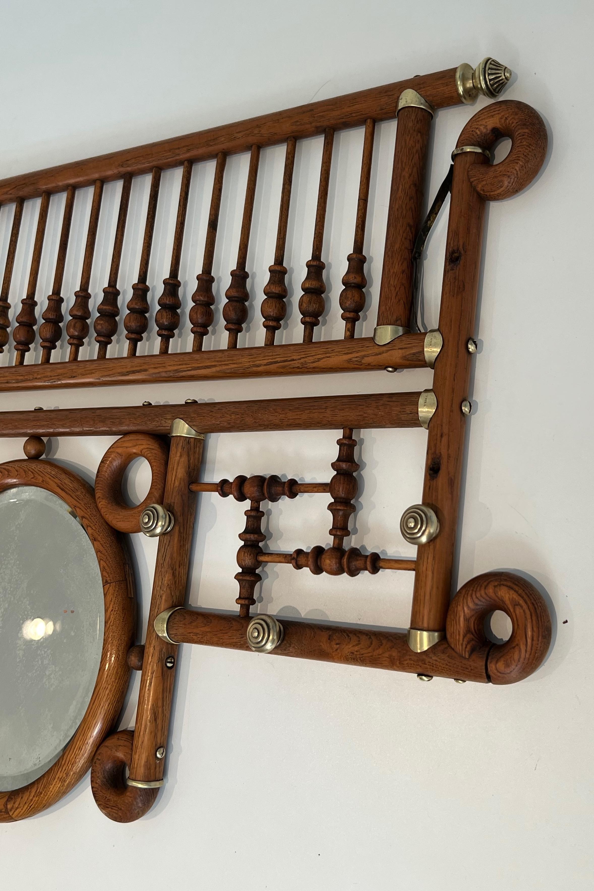 Inizio XX secolo Appendiabiti da parete in legno e ottone curvato in vendita