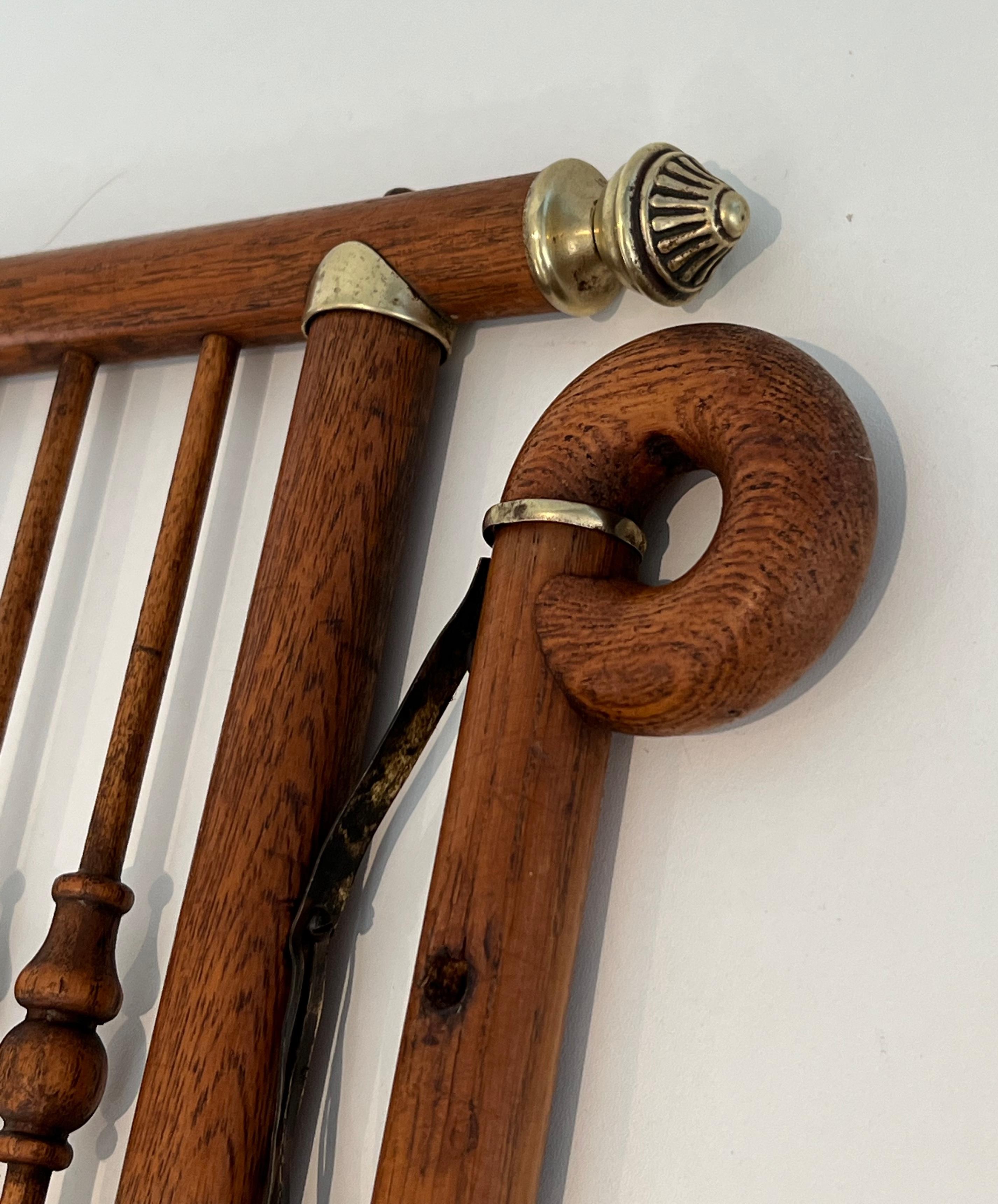 Appendiabiti da parete in legno e ottone curvato in vendita 1