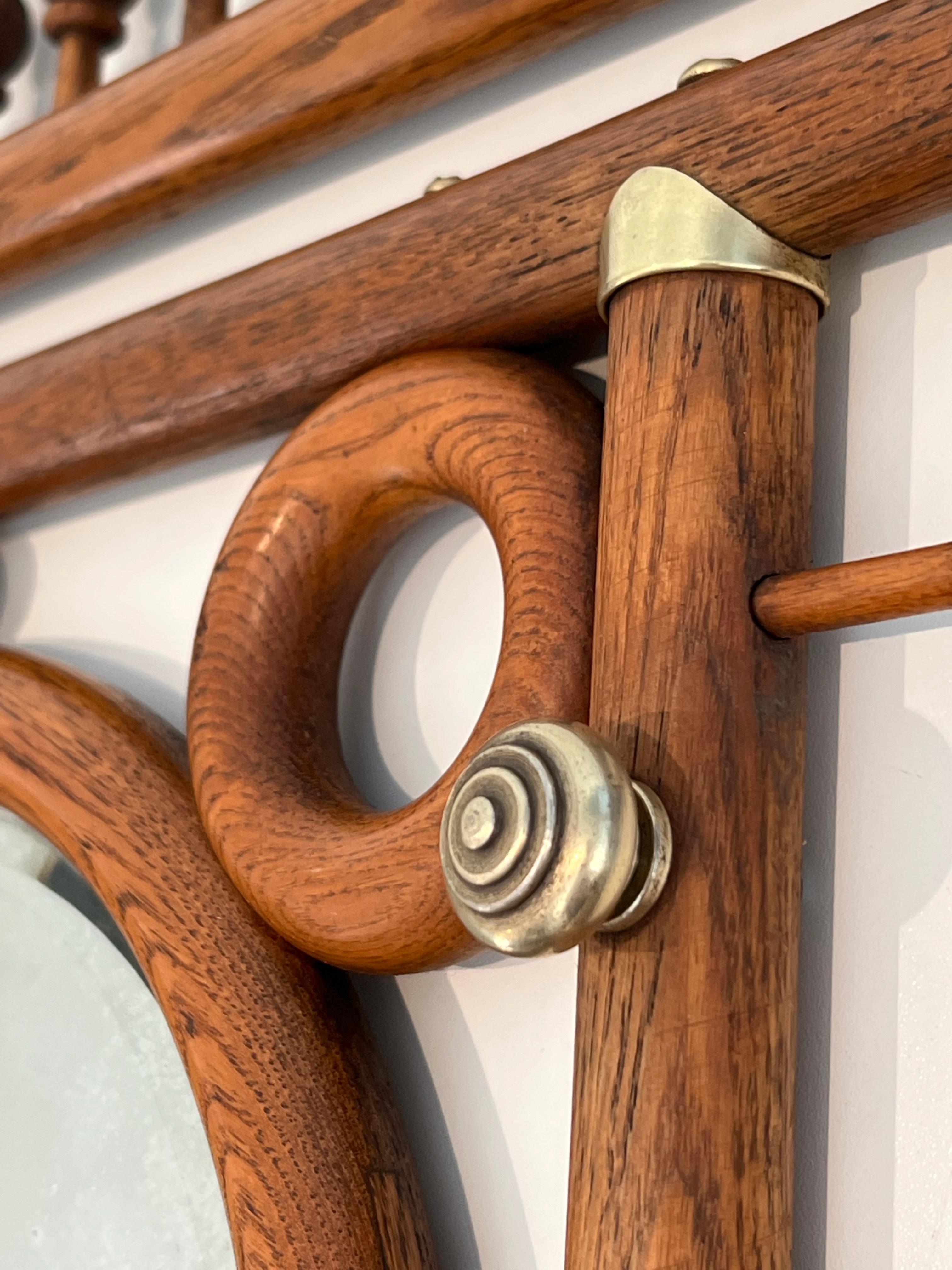 Appendiabiti da parete in legno e ottone curvato in vendita 2
