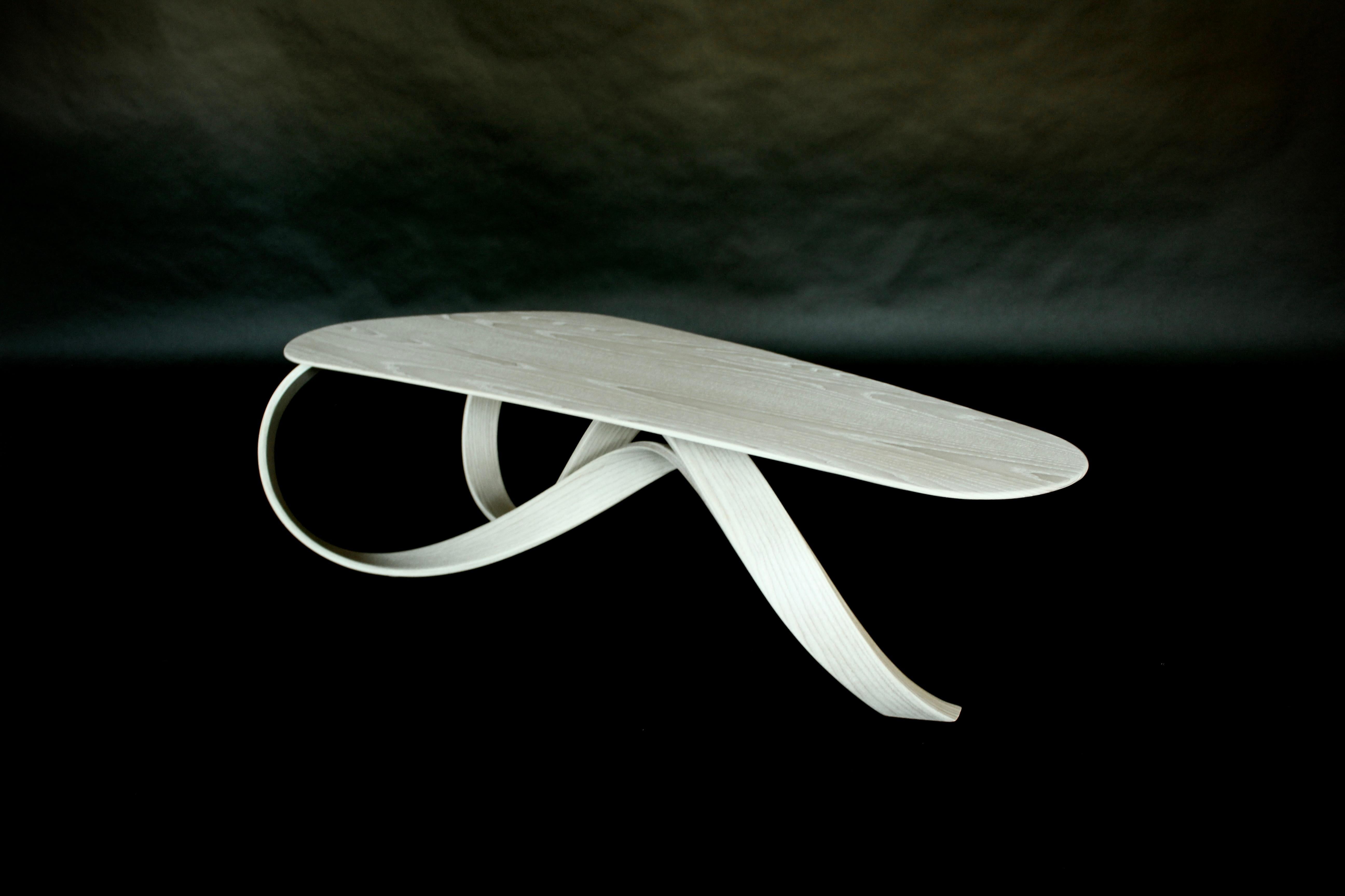 Organique Table basse incurvée avec base sculpturale organique en vente
