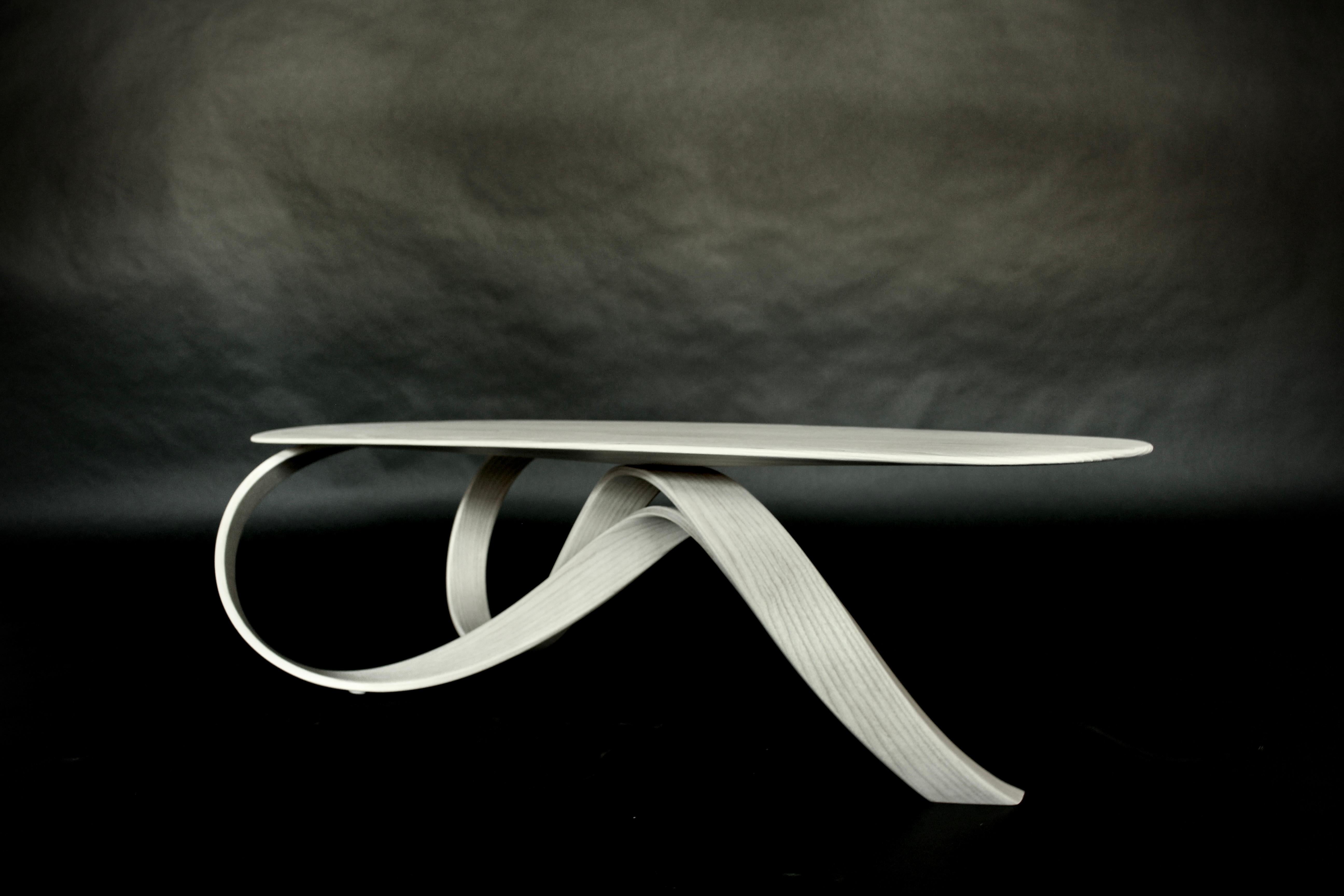 Travail du bois Table basse incurvée avec base sculpturale organique en vente