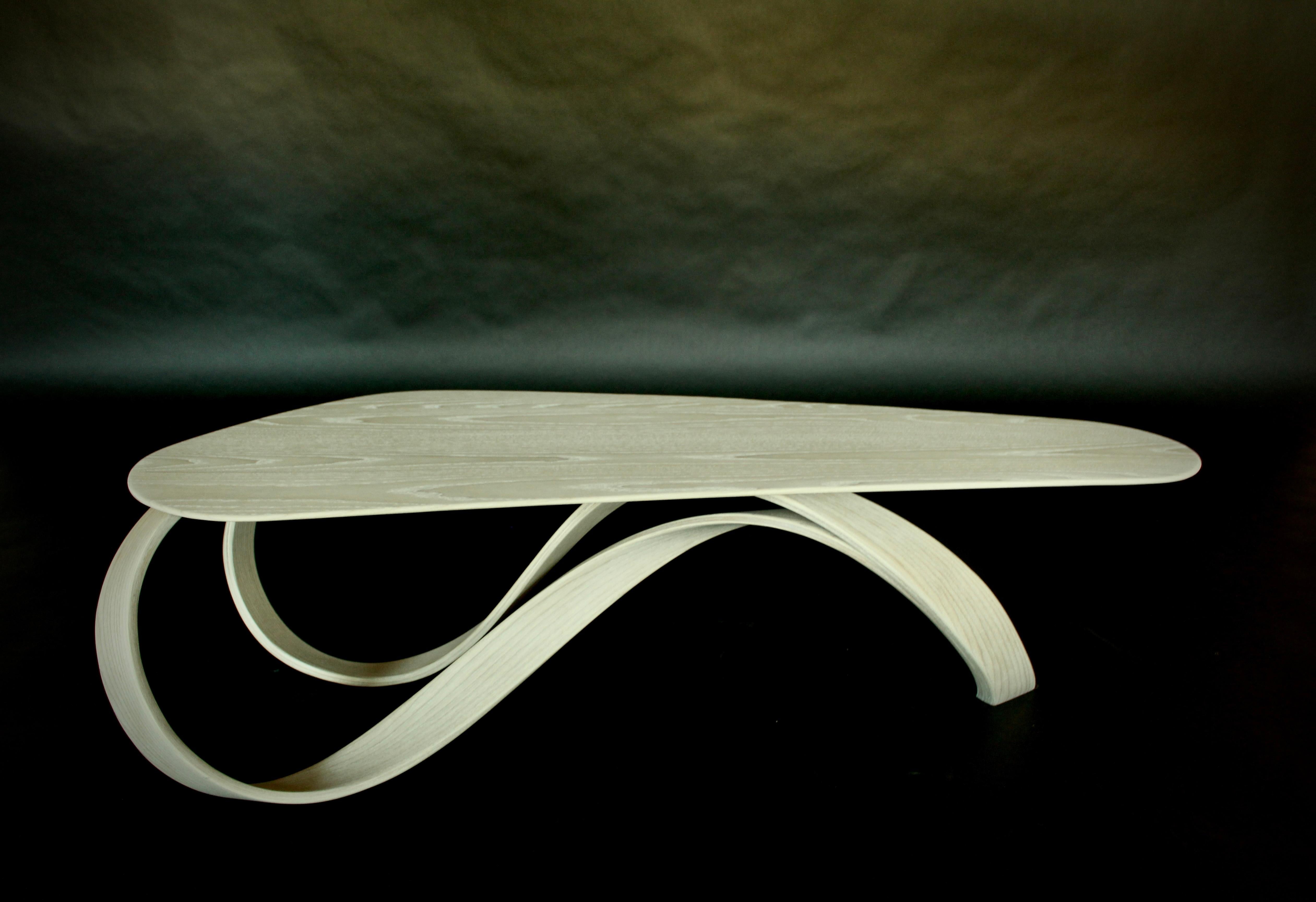 Frêne Table basse incurvée avec base sculpturale organique en vente