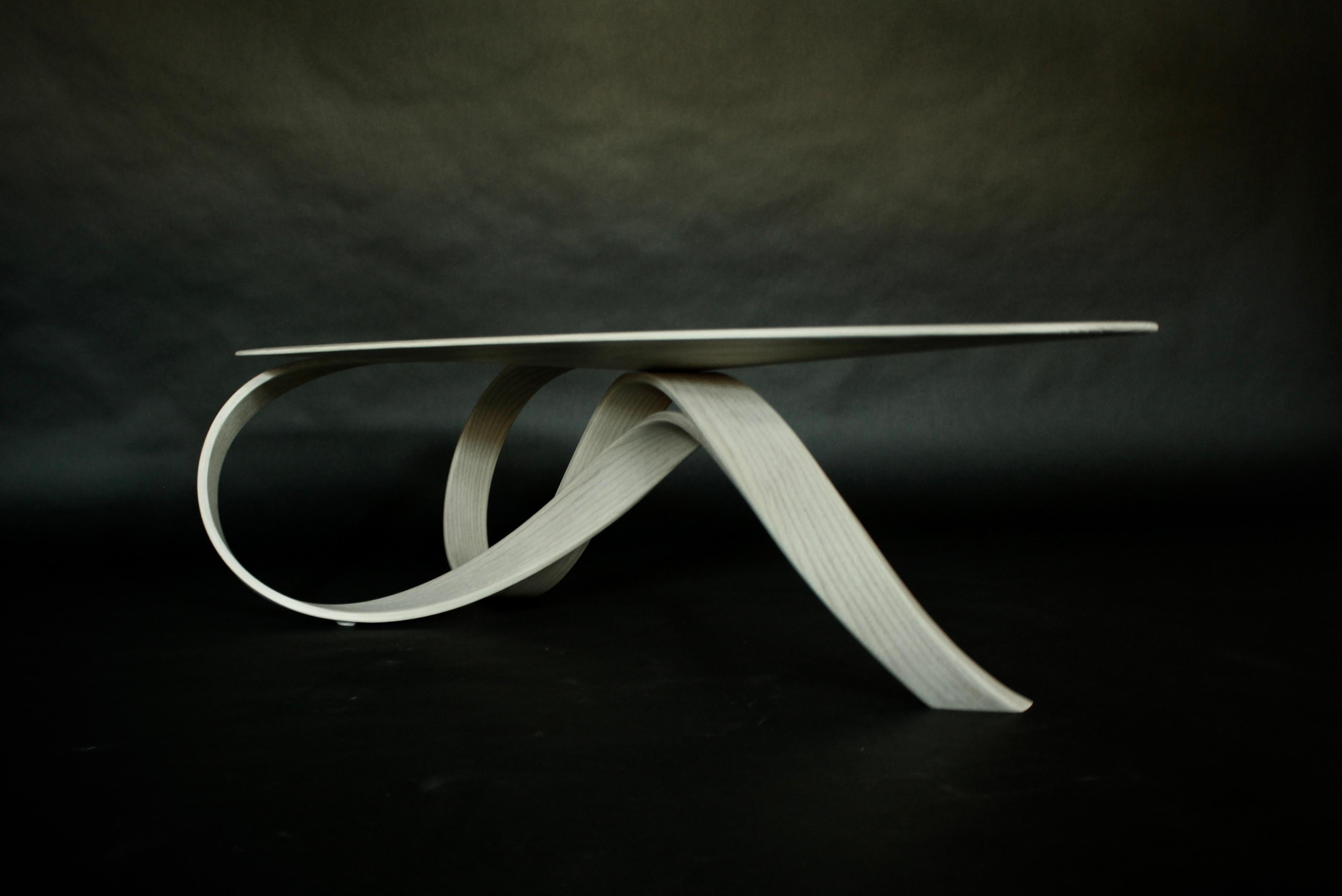 Table basse incurvée avec base sculpturale organique en vente 1