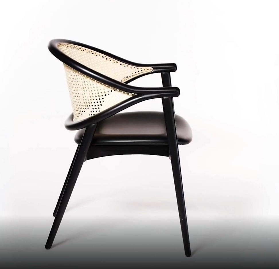 Moderne Chaise de salle à manger en canne personnalisée, noir/naturel en vente