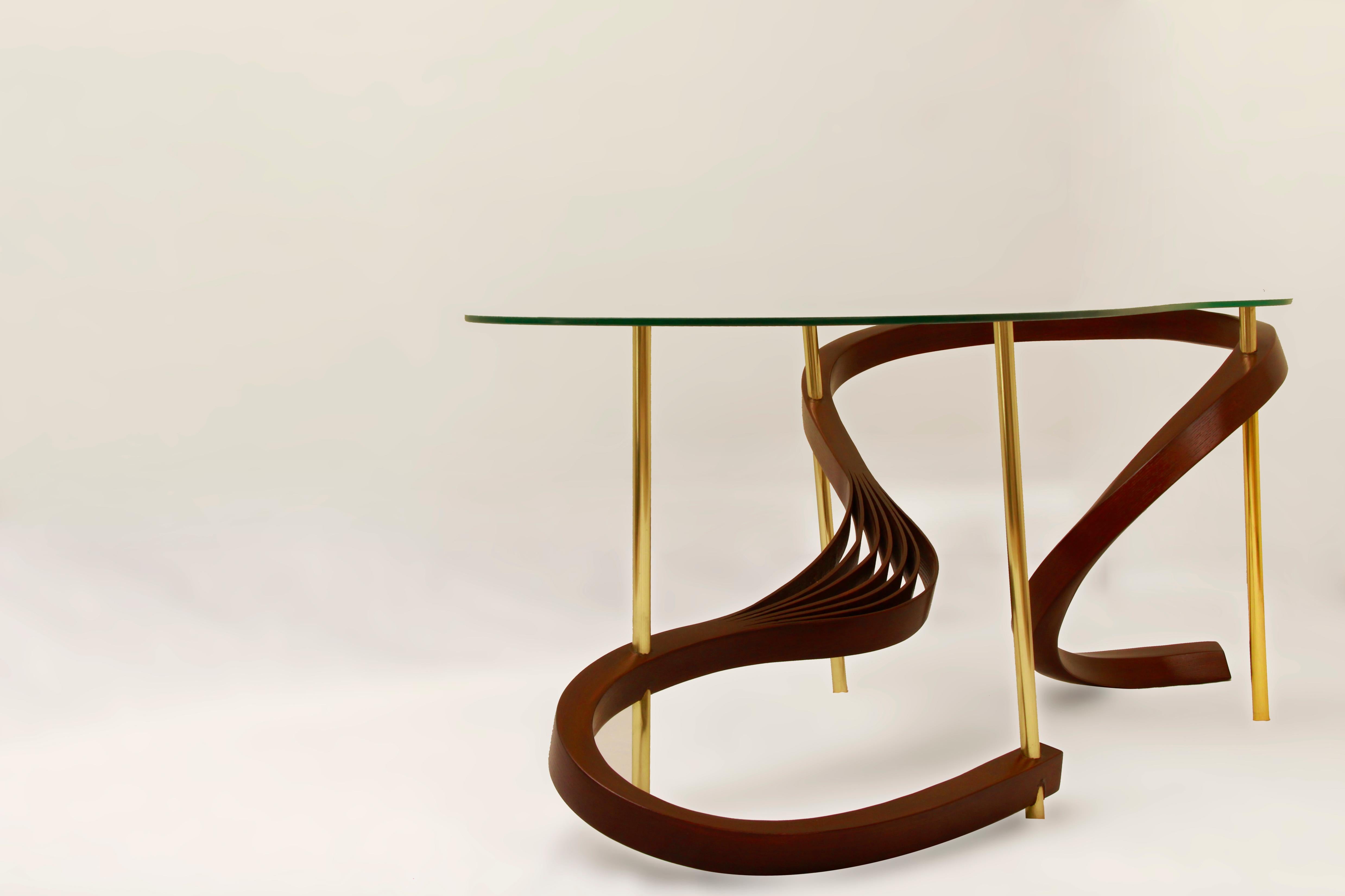 Moderne Petite table basse en bois courbé avec éléments en laiton et verre de sécurité par Raka Studio en vente