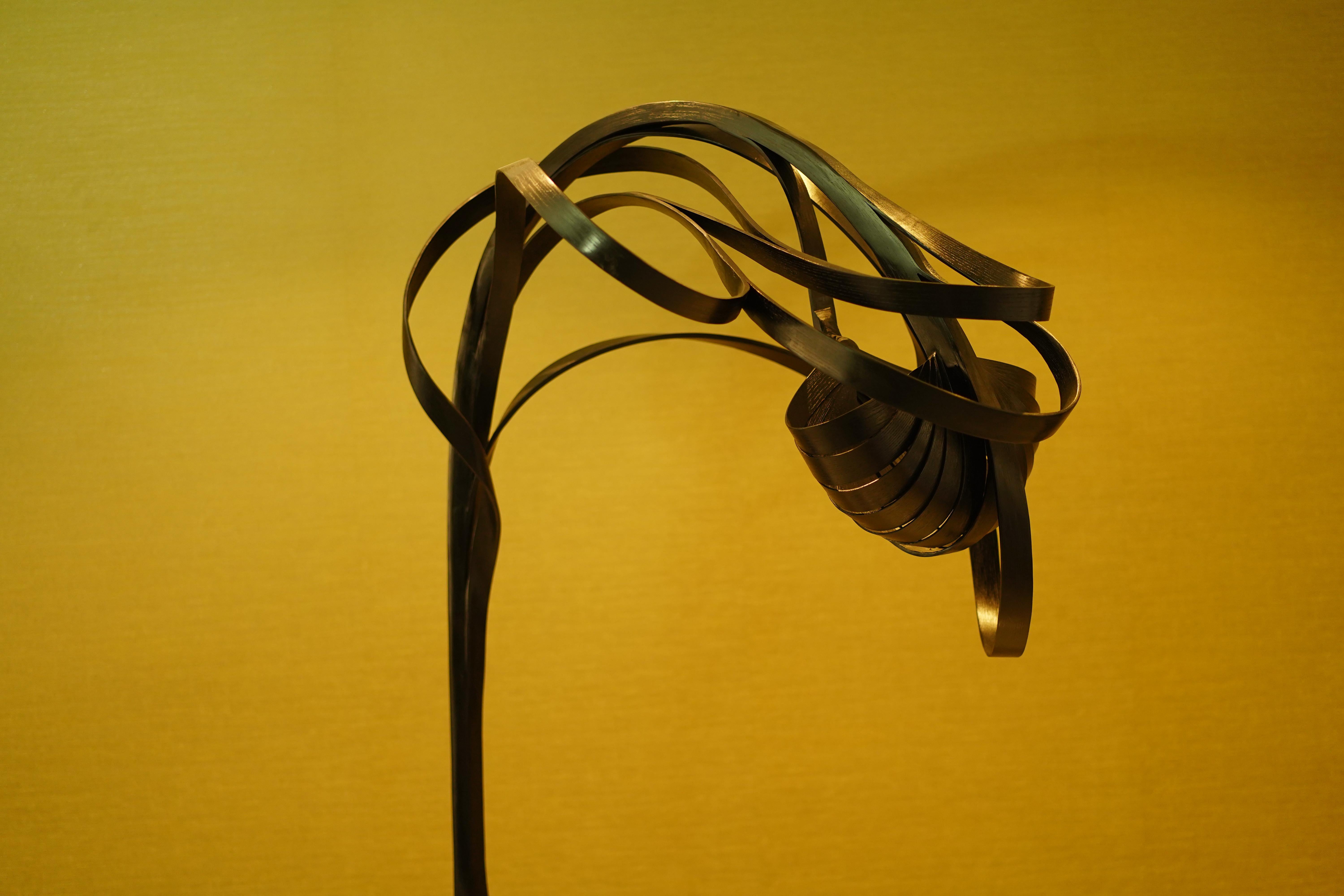 Große Arc-Lampe aus gebogenem Holz, schwarz lackiert, von Raka Studio (Handgefertigt) im Angebot