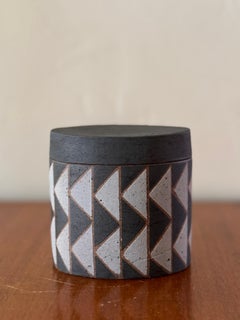 Scatola con coperchio in gres dello Studio Bente Brosbøl Hansen, Svezia, con rilievo geometrico