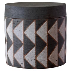 Scatola con coperchio in gres dello Studio Bente Brosbøl Hansen, Svezia, con rilievo geometrico