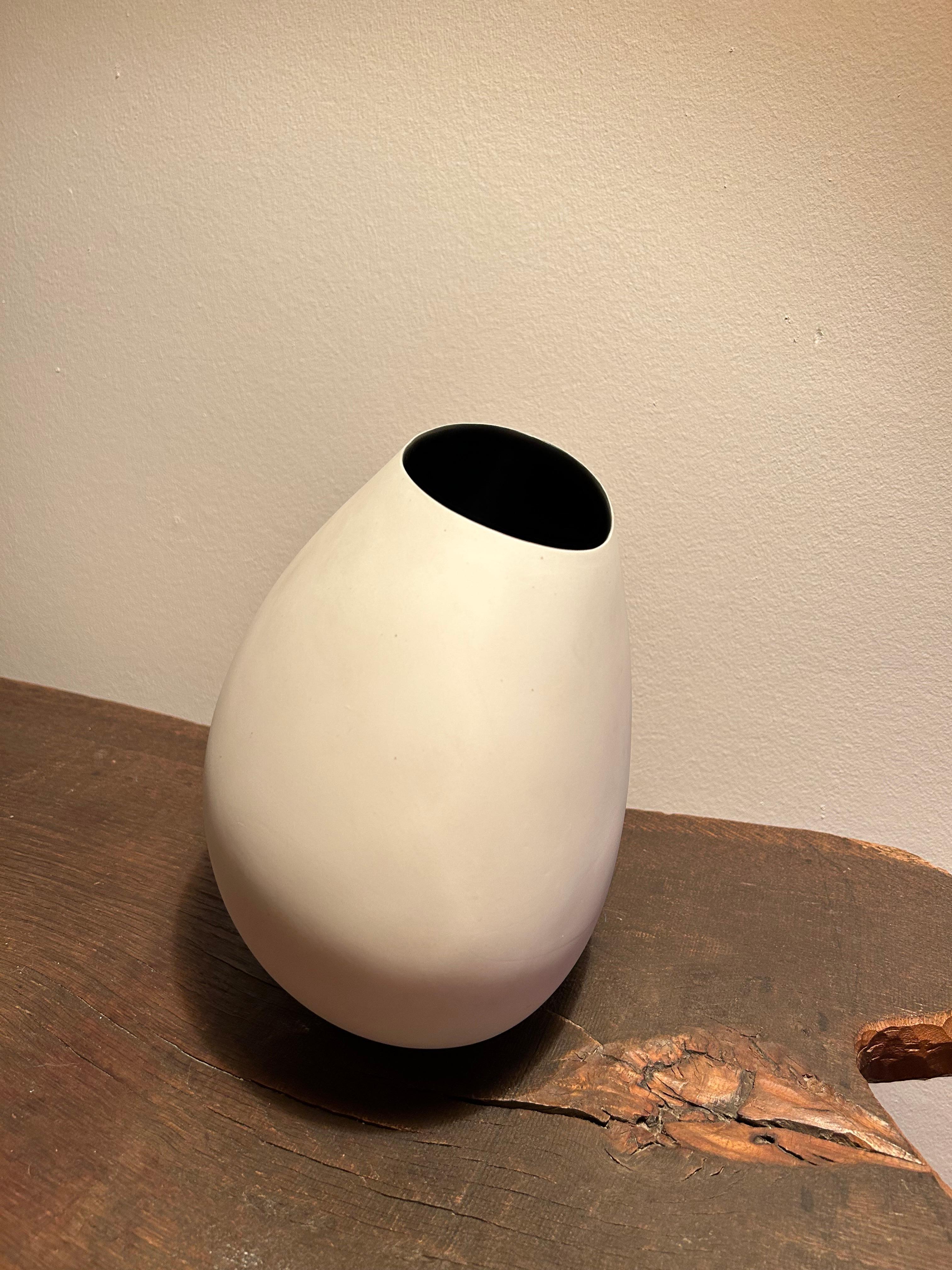 Rare and important organic vase by Danish ceramic artist Bente Hansen from 2001 from a batch of 100 pieces this model has number 49 out of 100.

This vase is the perfect center piece for any style of interior and fits all style from the typical