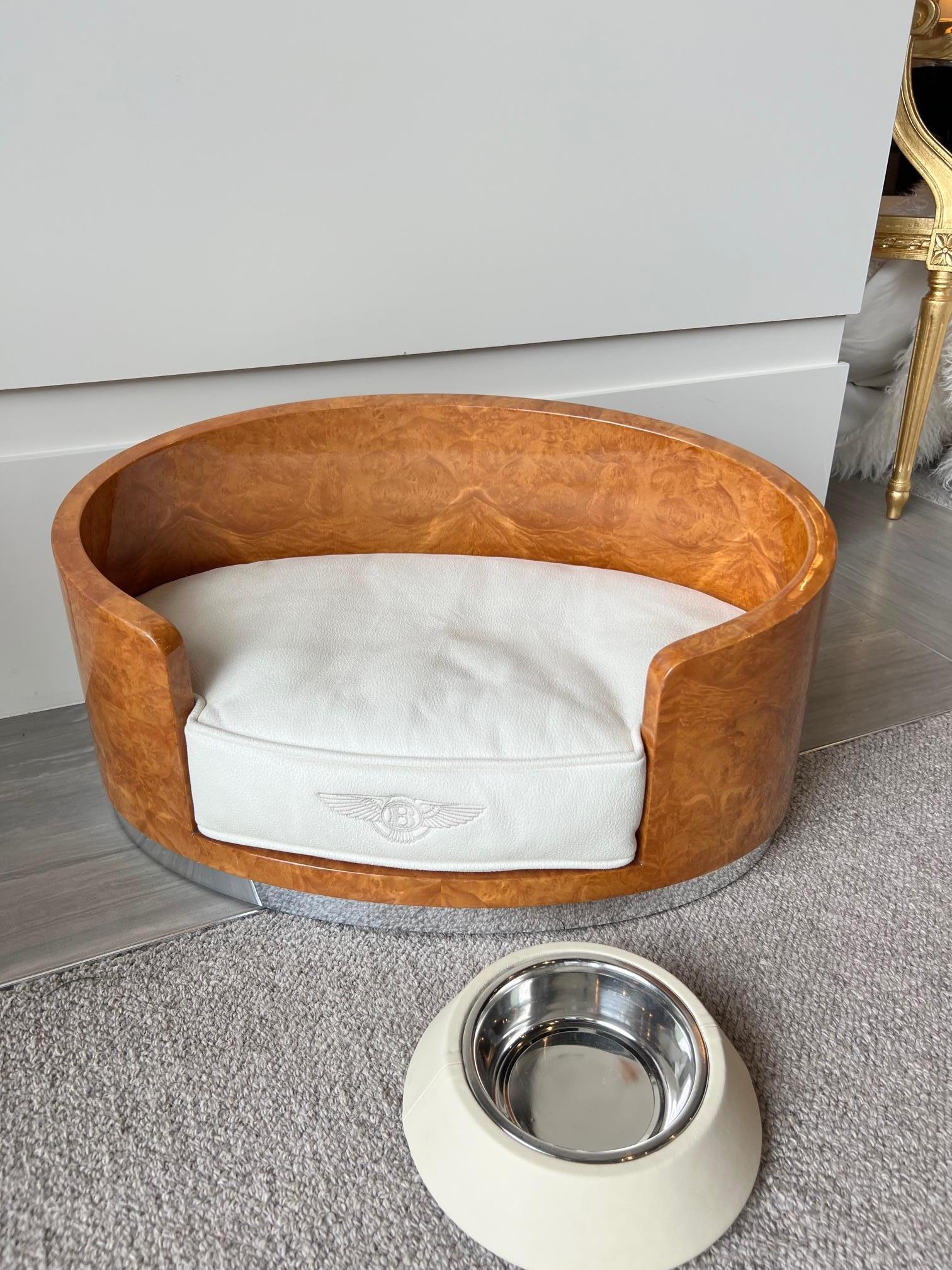 Bentley Home Dog bed In New Condition For Sale In Vancouver, CA