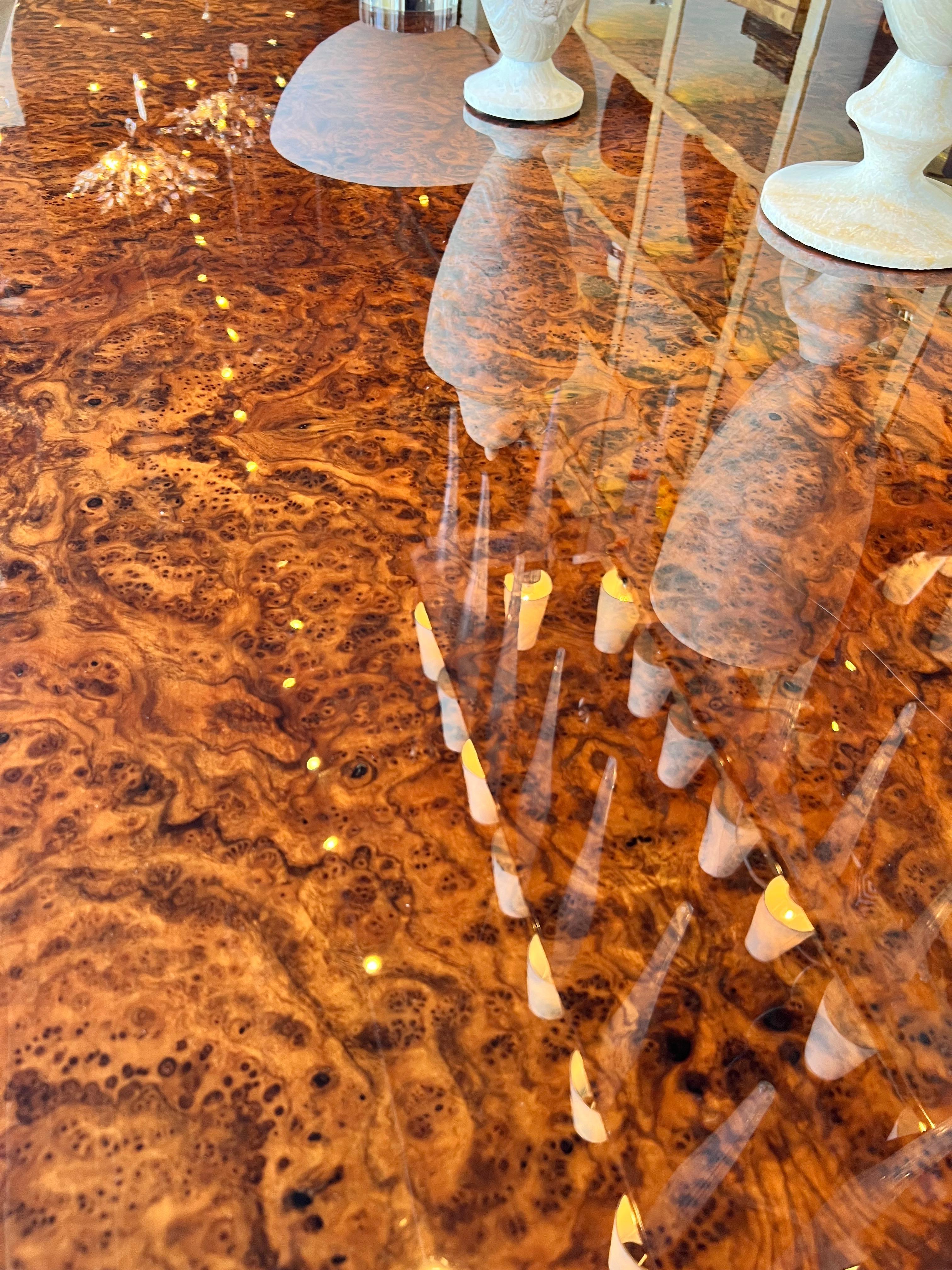 Bentley Home Esstisch und Stühle aus Nussbaumwurzelholz und Leder im Zustand „Neu“ im Angebot in Vancouver, CA