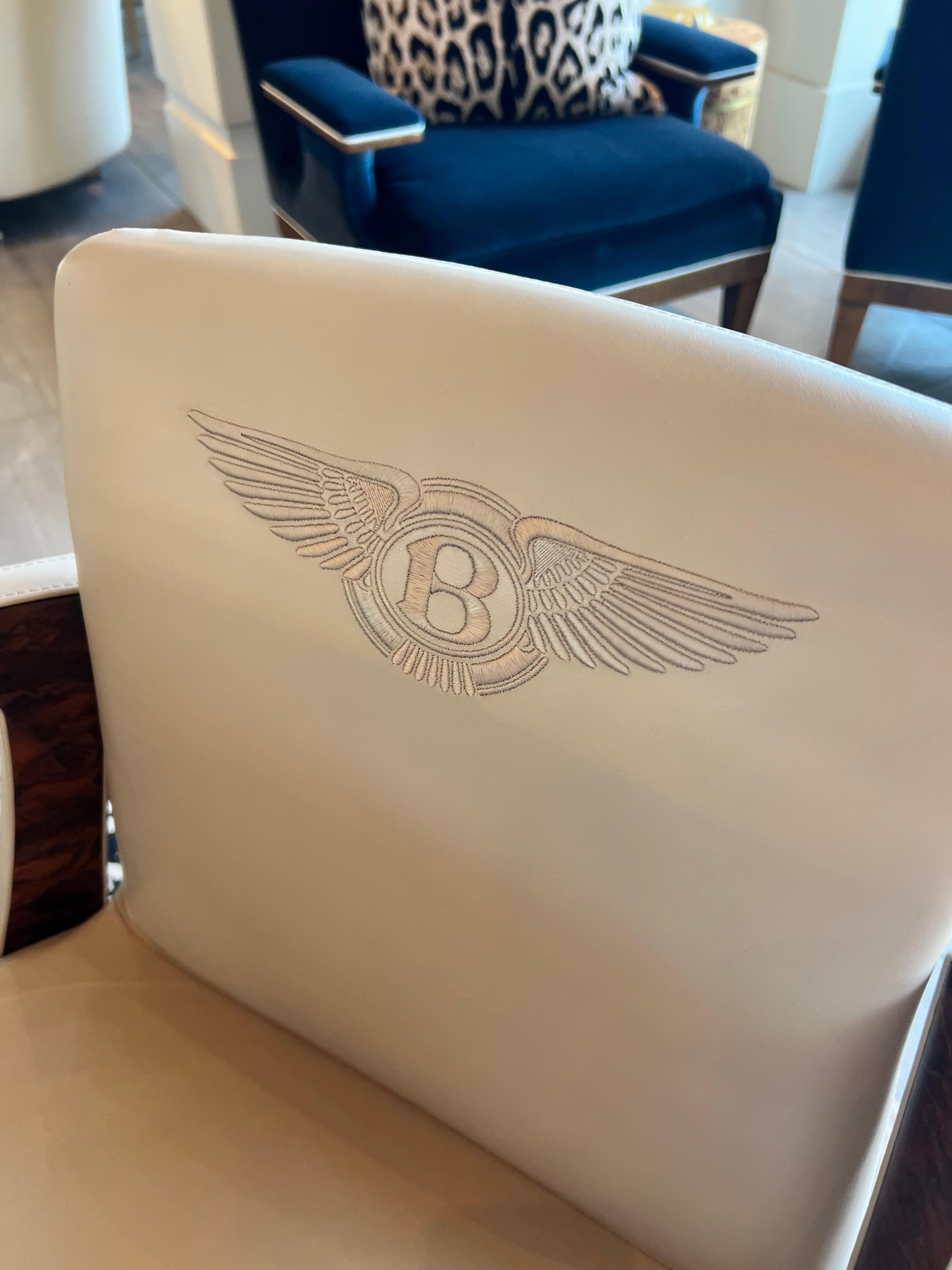Bentley Home Esstisch und Stühle aus Nussbaumwurzelholz und Leder im Angebot 1