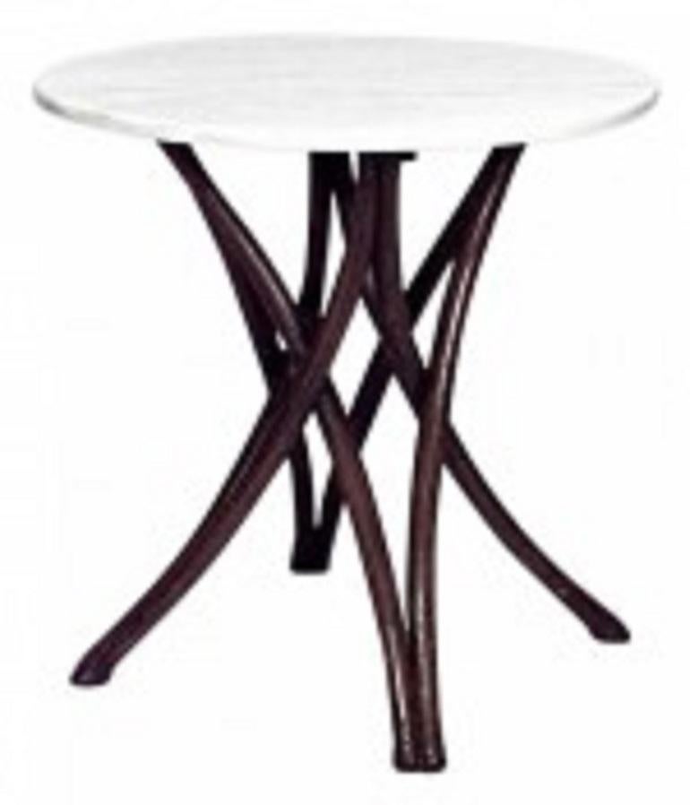 Tables de café en bois courbé (19e-20e siècle), teintées en noyer, avec base à pieds croisés et plateau rond en marbre blanc (prix unitaire : 2).