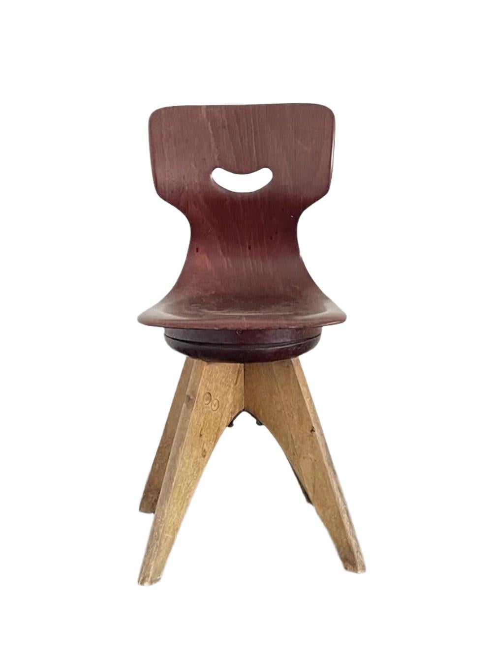 Introduci i tuoi figli al design di metà secolo con la sedia Bentwood di Adam Stegner. Realizzata in resistente legno multistrato curvato a vapore, questa sedia offre stile e funzionalità. La funzione di rotazione aggiunge versatilità, rendendola