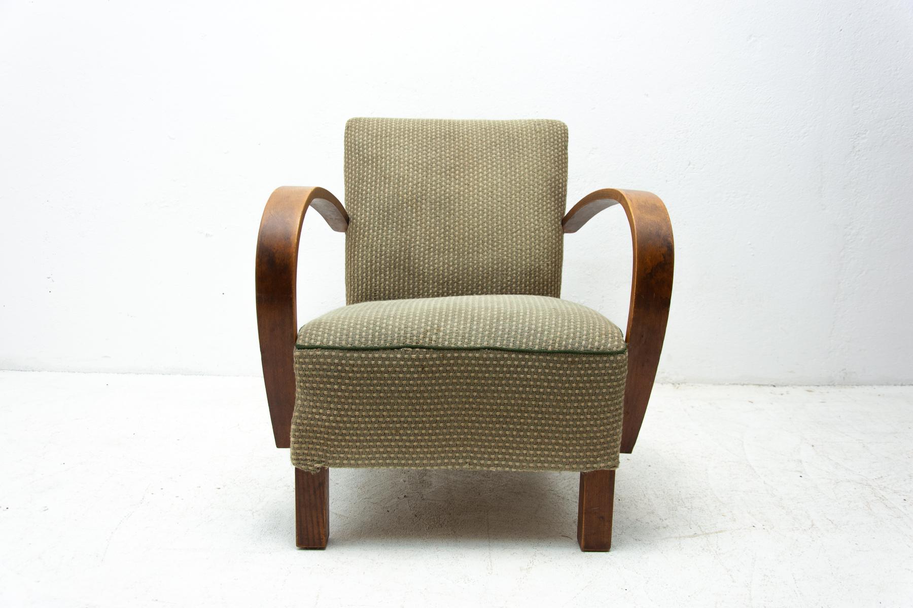 This bentwood armchair called “C” was designed by Jindrich Halabala and was made by UP Závody in the 1950s. The chair is stable and comfortable and in a good structurally condition.

The fabric shows signs of age and use.

Measures: Seat height