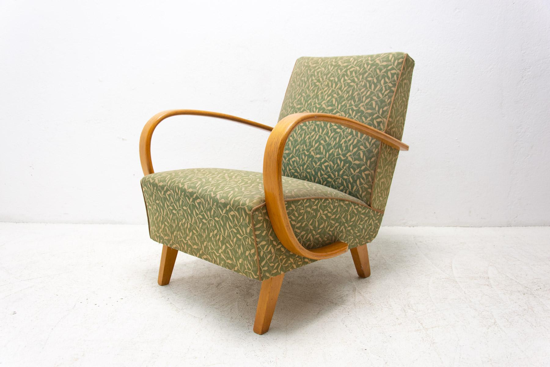 This bentwood “C” armchair was designed by Jindrich Halabala and produced by UP Závody in the 1950´s. The chair is stable and comfortable and is in good Vintage condition, showing signs of age and using.



Height: 83 cm

width: 68