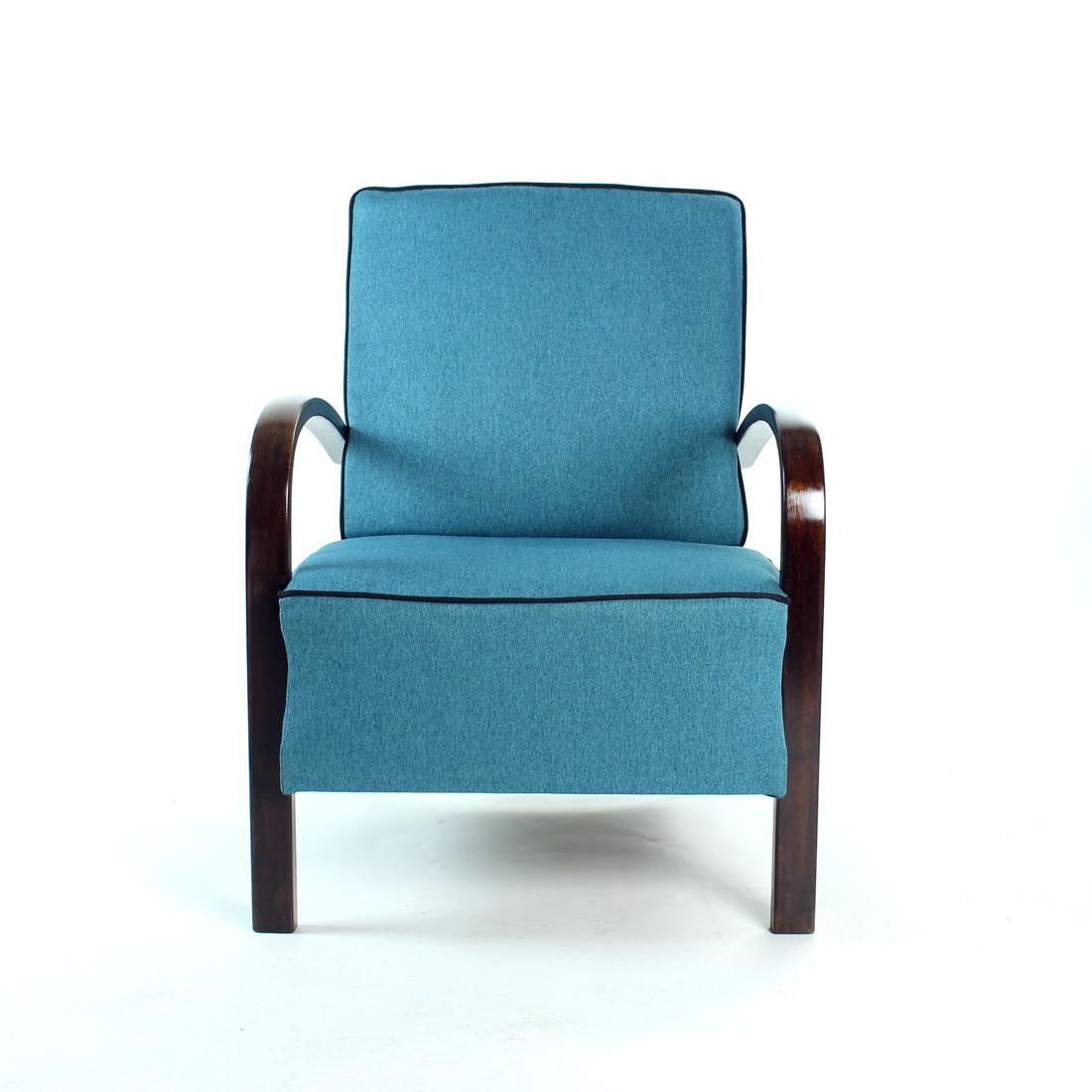 Dies ist ein erstaunlicher Sessel. Vollständig restauriert in einem schönen, trendigen Look. Der Sessel wurde in den 1940er Jahren von der Firma Thonet hergestellt, das originale Label ist noch vorhanden. Der Sessel war in einem sehr schlechten