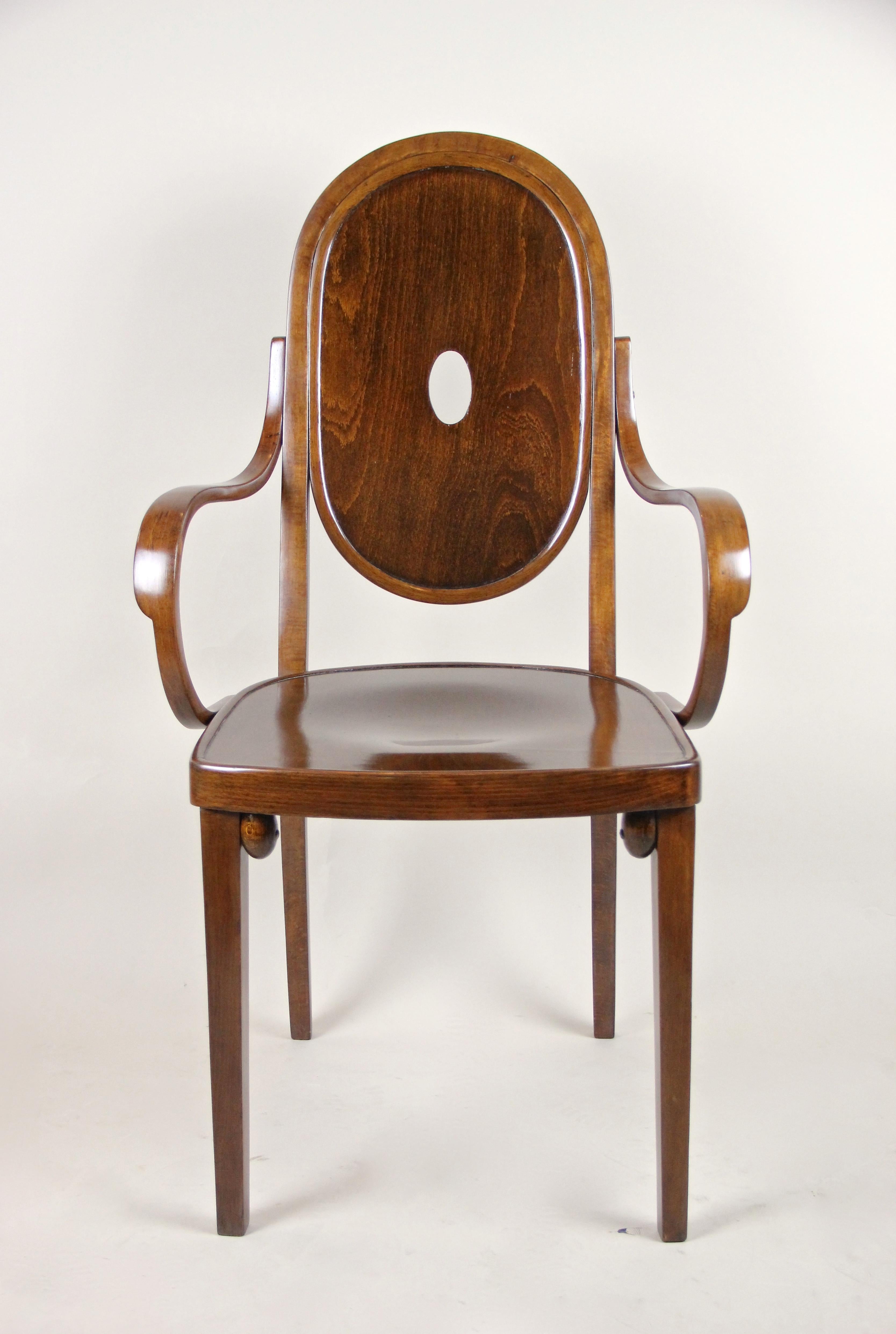 Very rare bentwood armchair from Mundus Austria, designed by the famous Austrian architect and founder of the world-renowned Wiener Werkstätte: Josef Hoffmann. Made of fine bentwood by the well-known Mundus AG circa 1915, this timeless designed