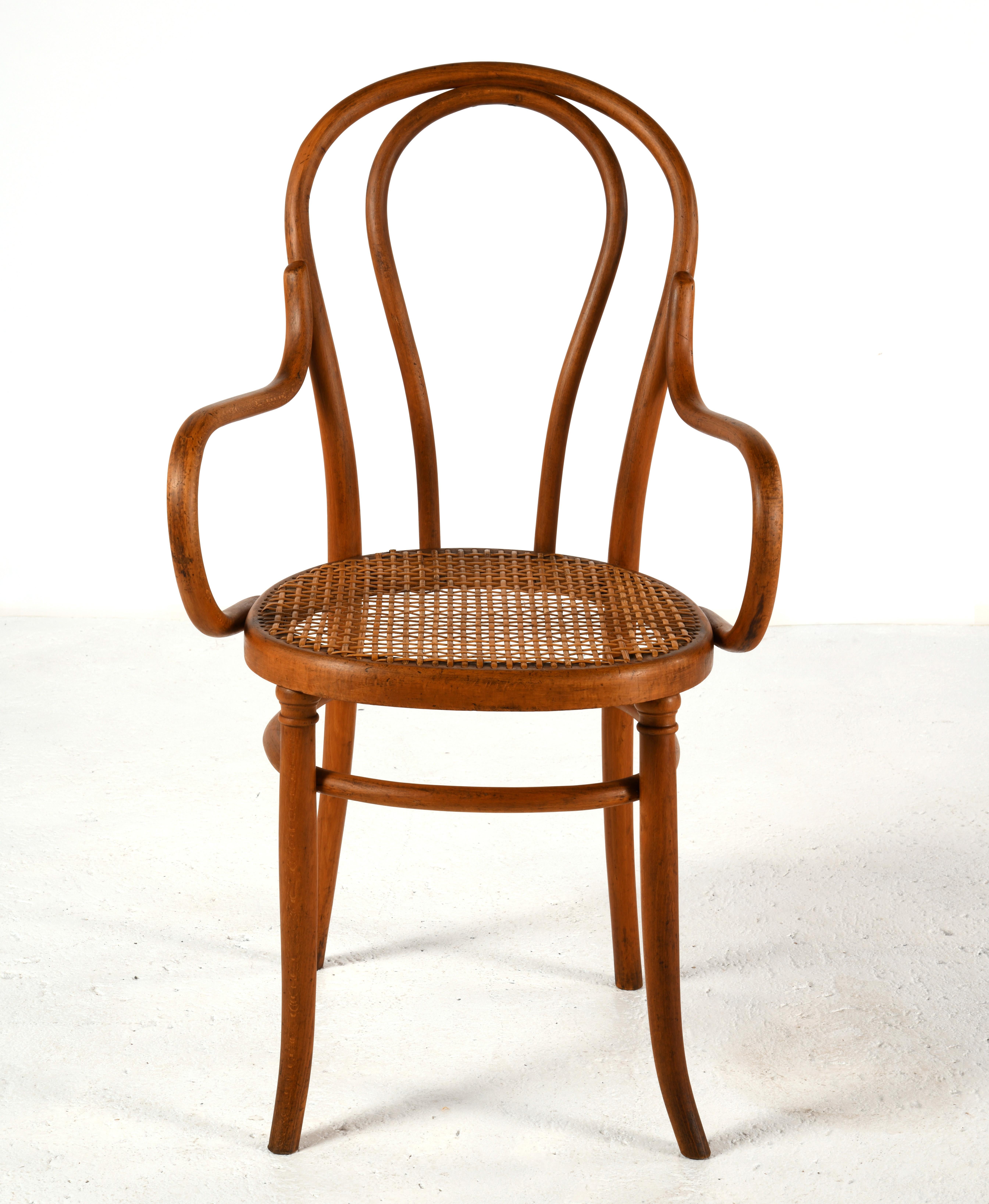 Fauteuil en bois courbé no. 18 produit par la société Fischel à Niemes (Bohemia) entre 1890 et 1910. Le bois est en bon état, de même que le cannage, qui est très différent du cannage habituel sur ce type de siège. Les sommets des pieds avant sont