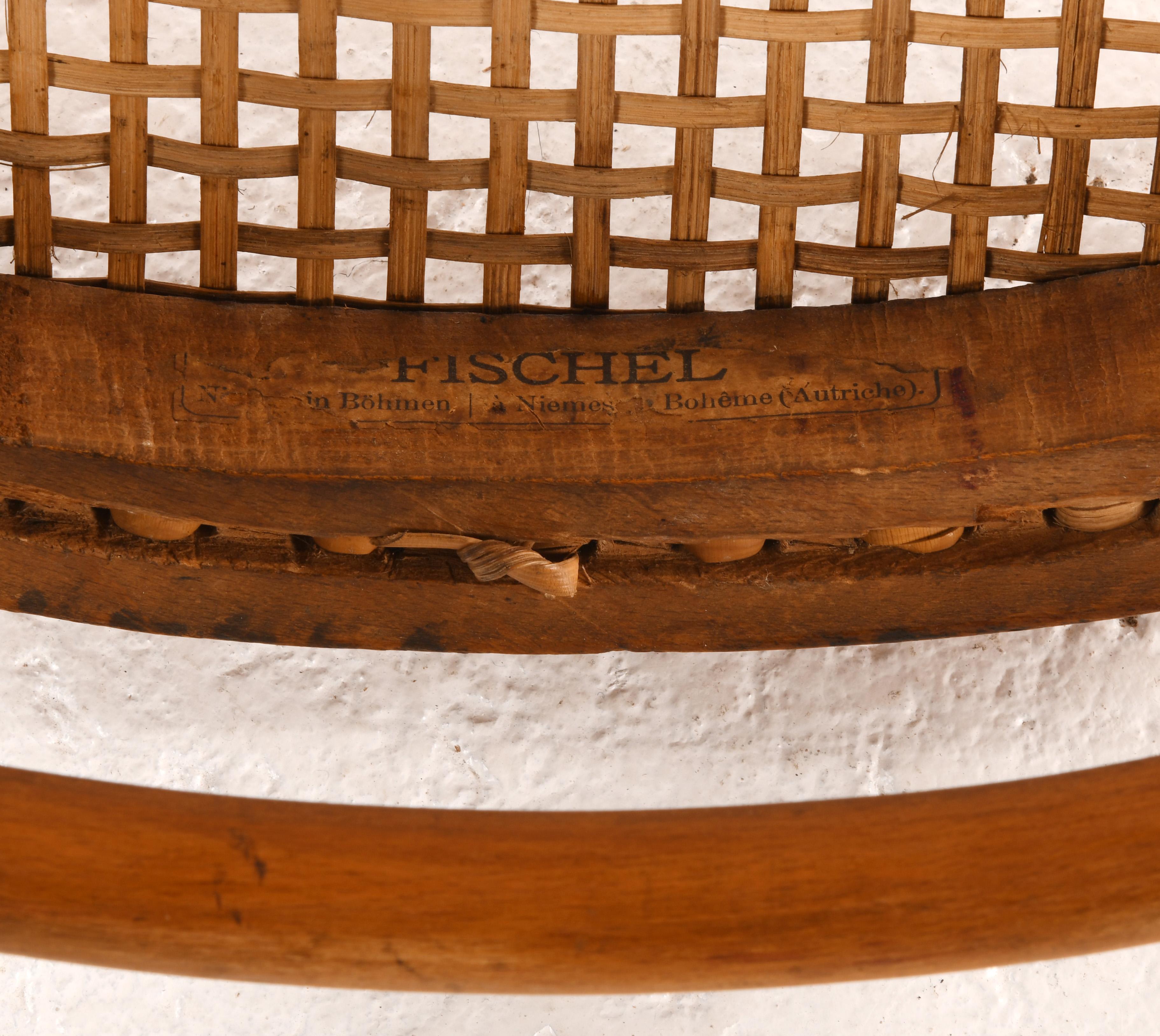 Français Fauteuil en bois cintré produit par la société Fischel entre 1890 et 1910 en vente