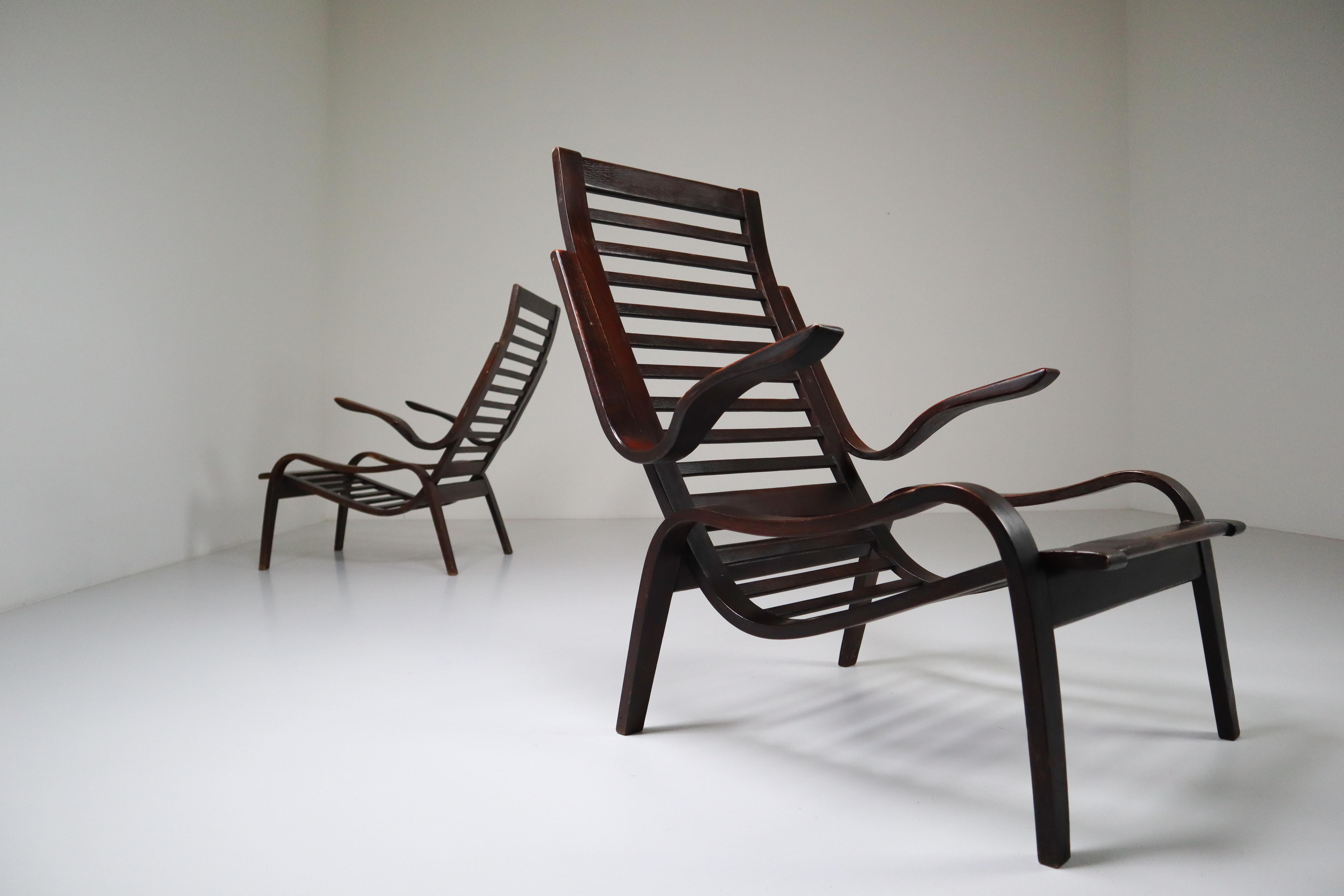 Amazing pair of bentwood armchairs, designed by Jan Vanek for UP Zavodny from Czechoslavakia in the 1930s. The chairs feature dark brown bentwood, in great condition with absolutely gorgeous patina on the wood. The Czech architect Jan Vanek was a