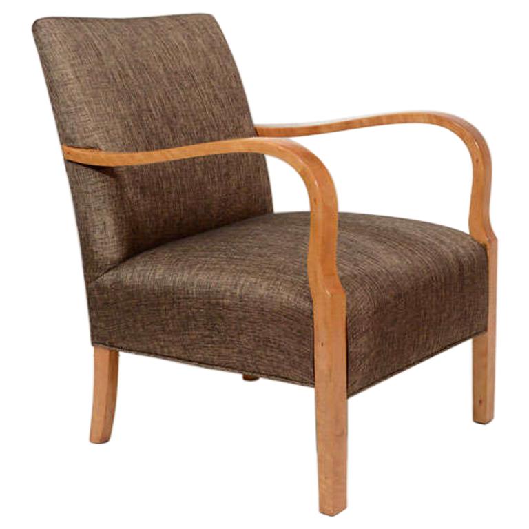 Des chaises élégantes et décontractées qui peuvent être utilisées quotidiennement.  Les accoudoirs en bouleau de bois courbé entourent l'assise et le dossier à ressorts. Un siège profond et confortable a été retapissé dans une laine texturée avec