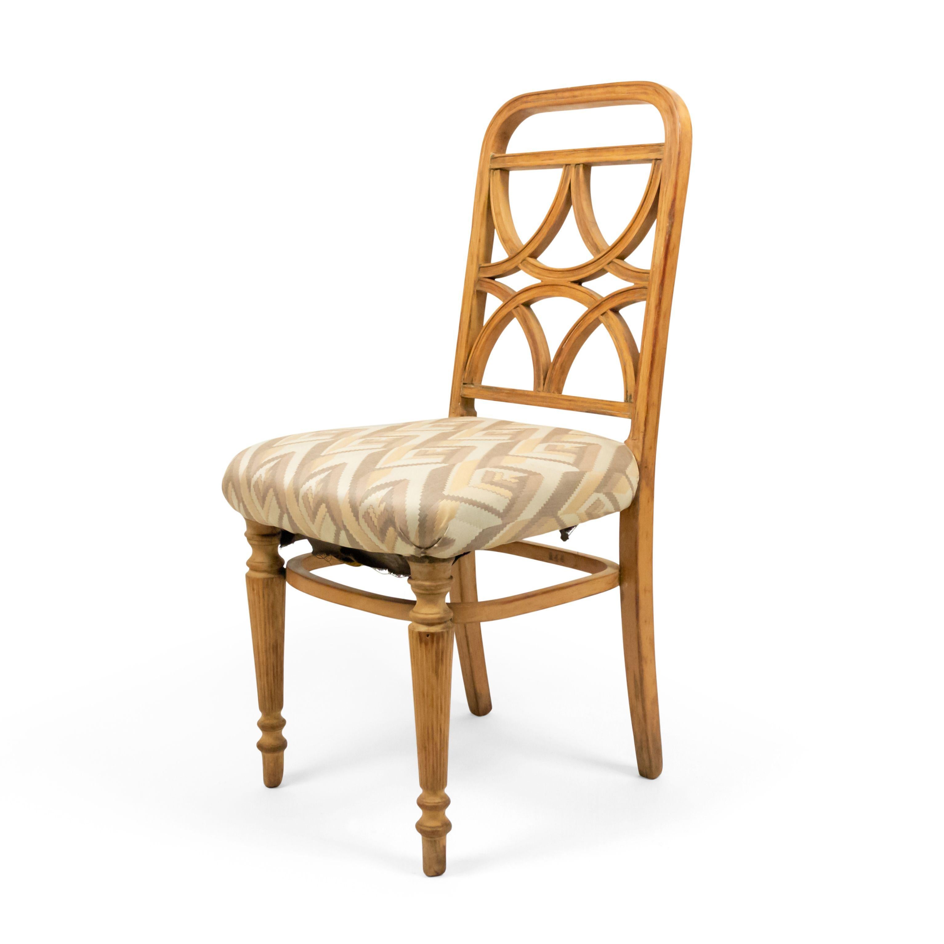 Ein Paar Bugholzstühle im Art Deco Design mit geometrisch gepolstertem Sitz und geriffelten, geometrisch geformten Vorder- und Hinterbeinen.
