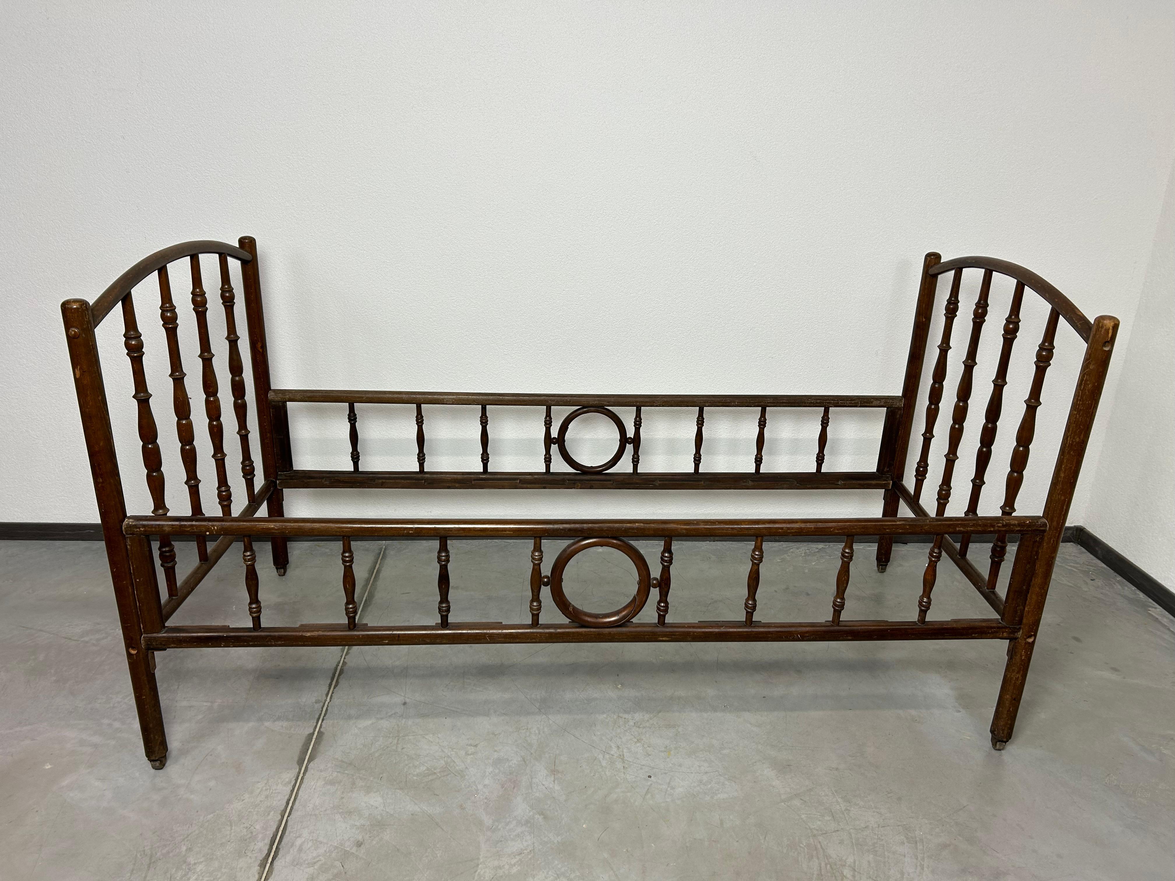 Vienna Secession Bentwood bed no.25 by Fischel For Sale