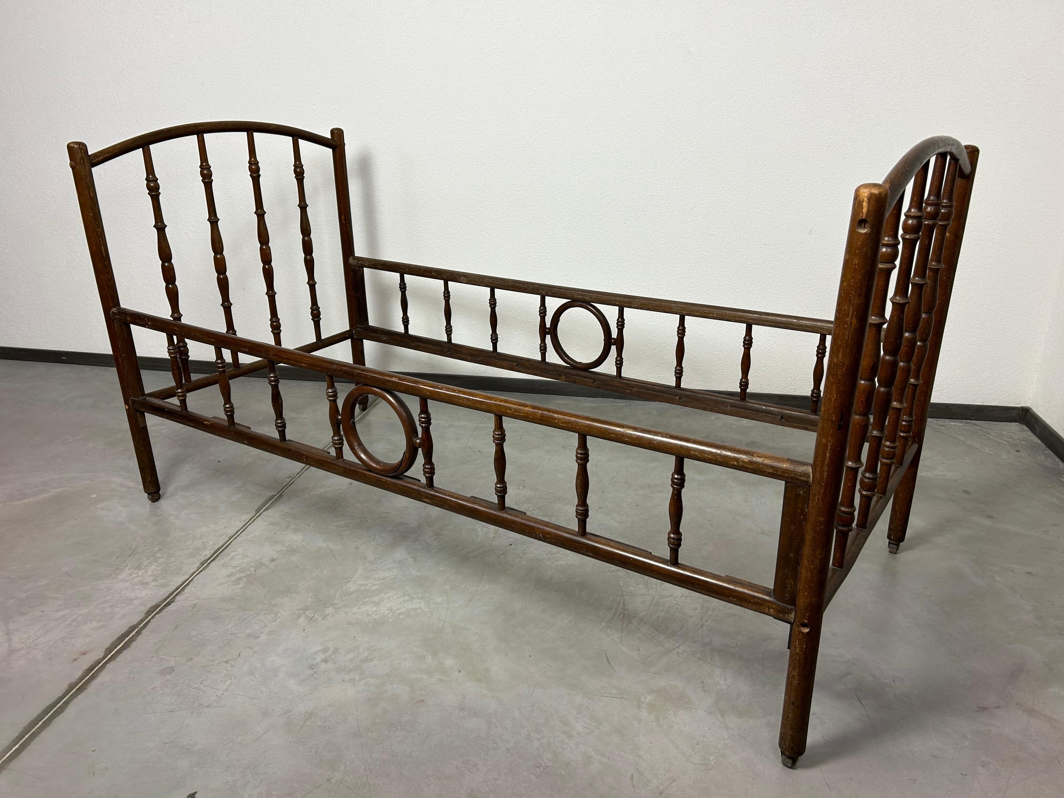 Austrian Bentwood bed no.25 by Fischel For Sale