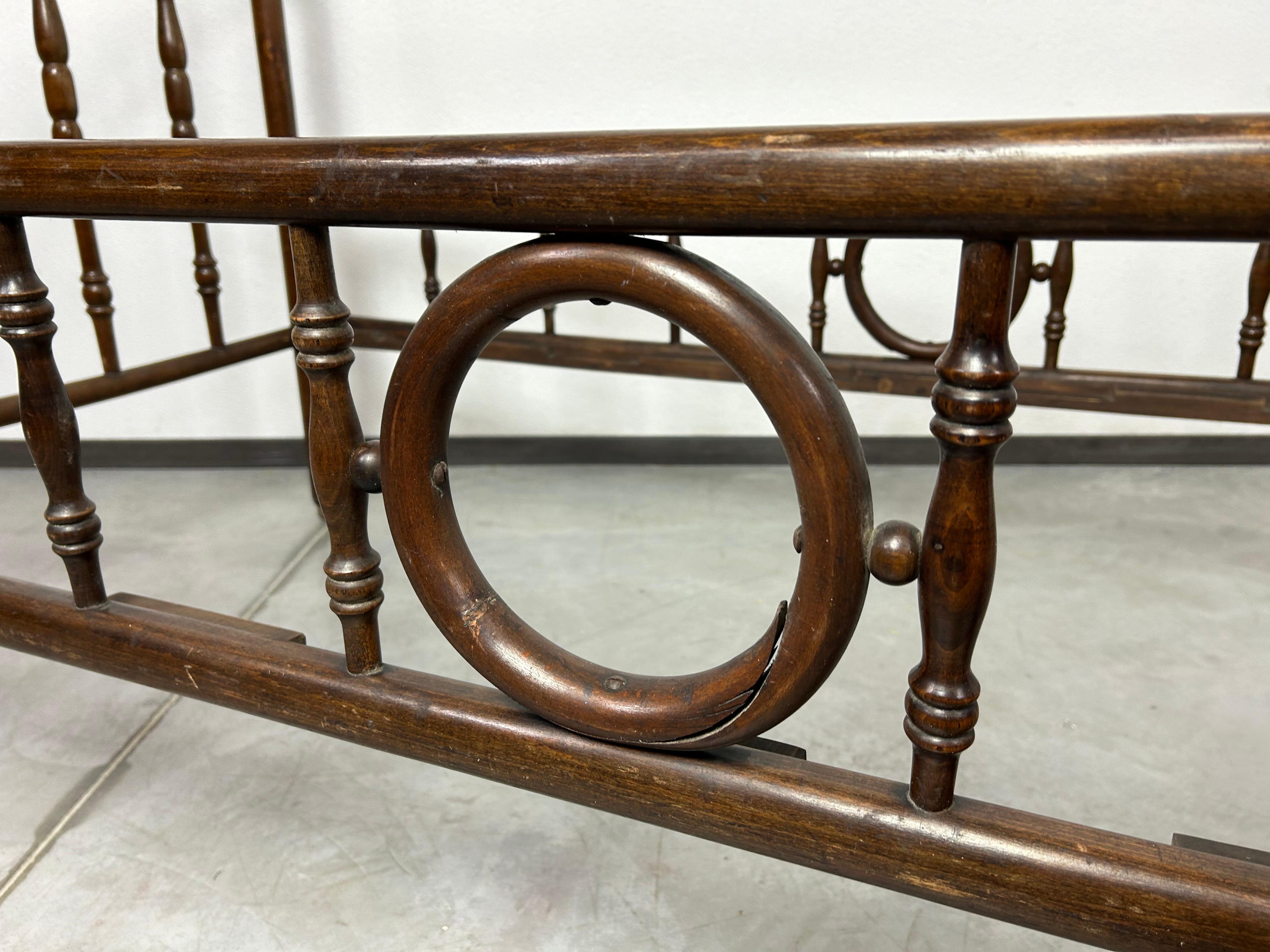 Early 20th Century Bentwood bed no.25 by Fischel For Sale