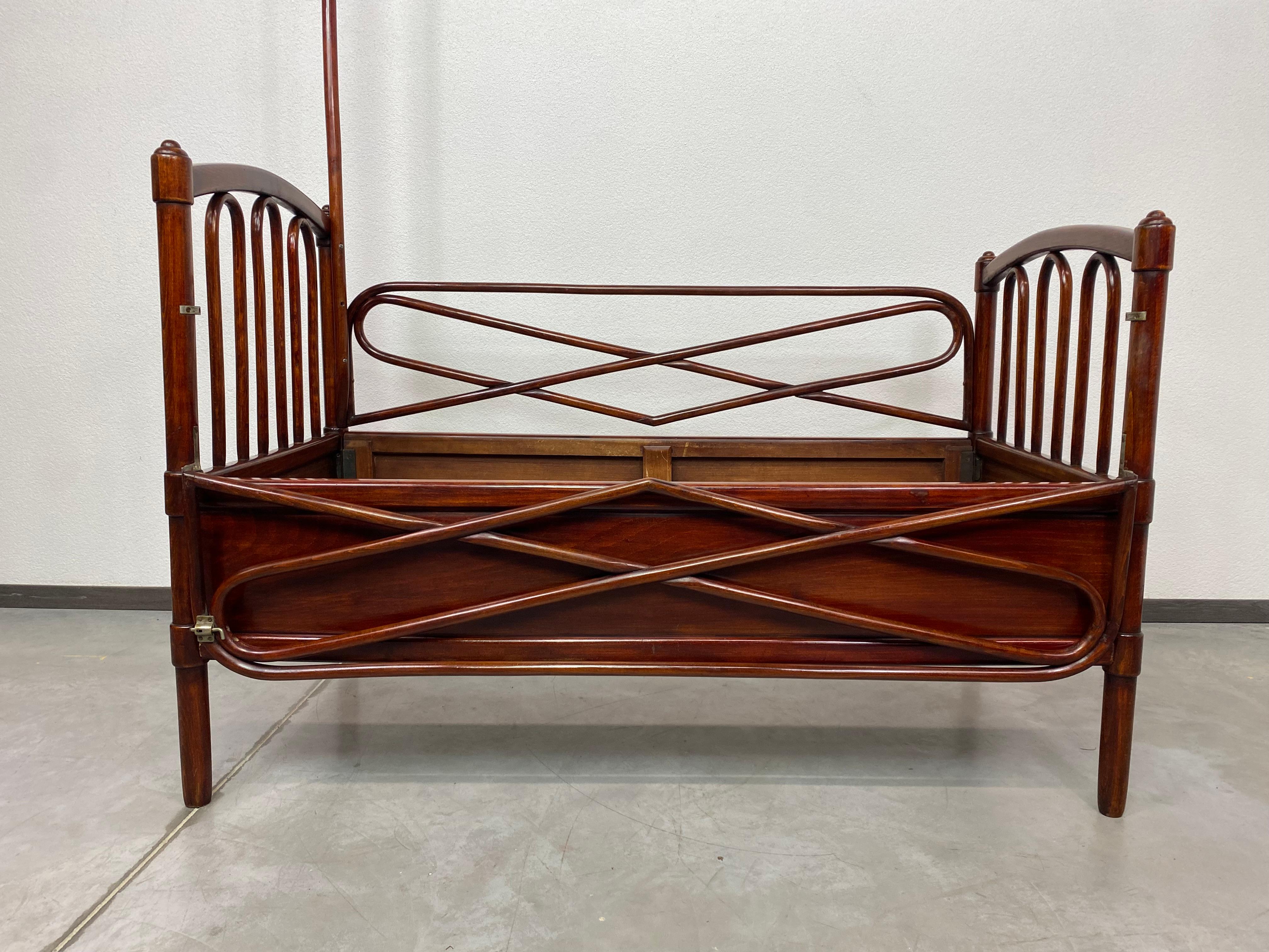 Bentwood bed no.5 for children circa 1890 in very good original condition.