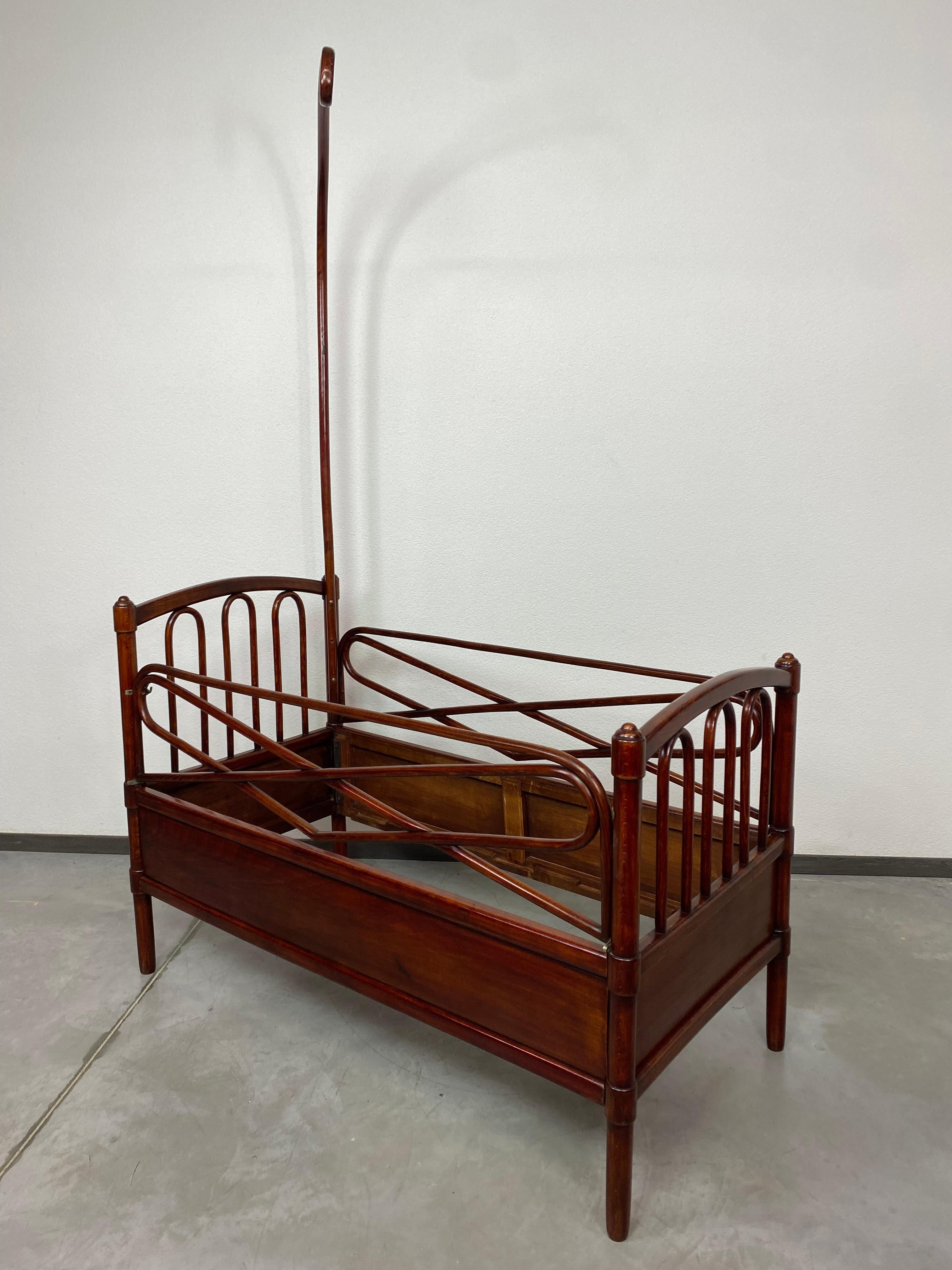 Austrian Bentwood bed no.5 for children circa 1890 For Sale