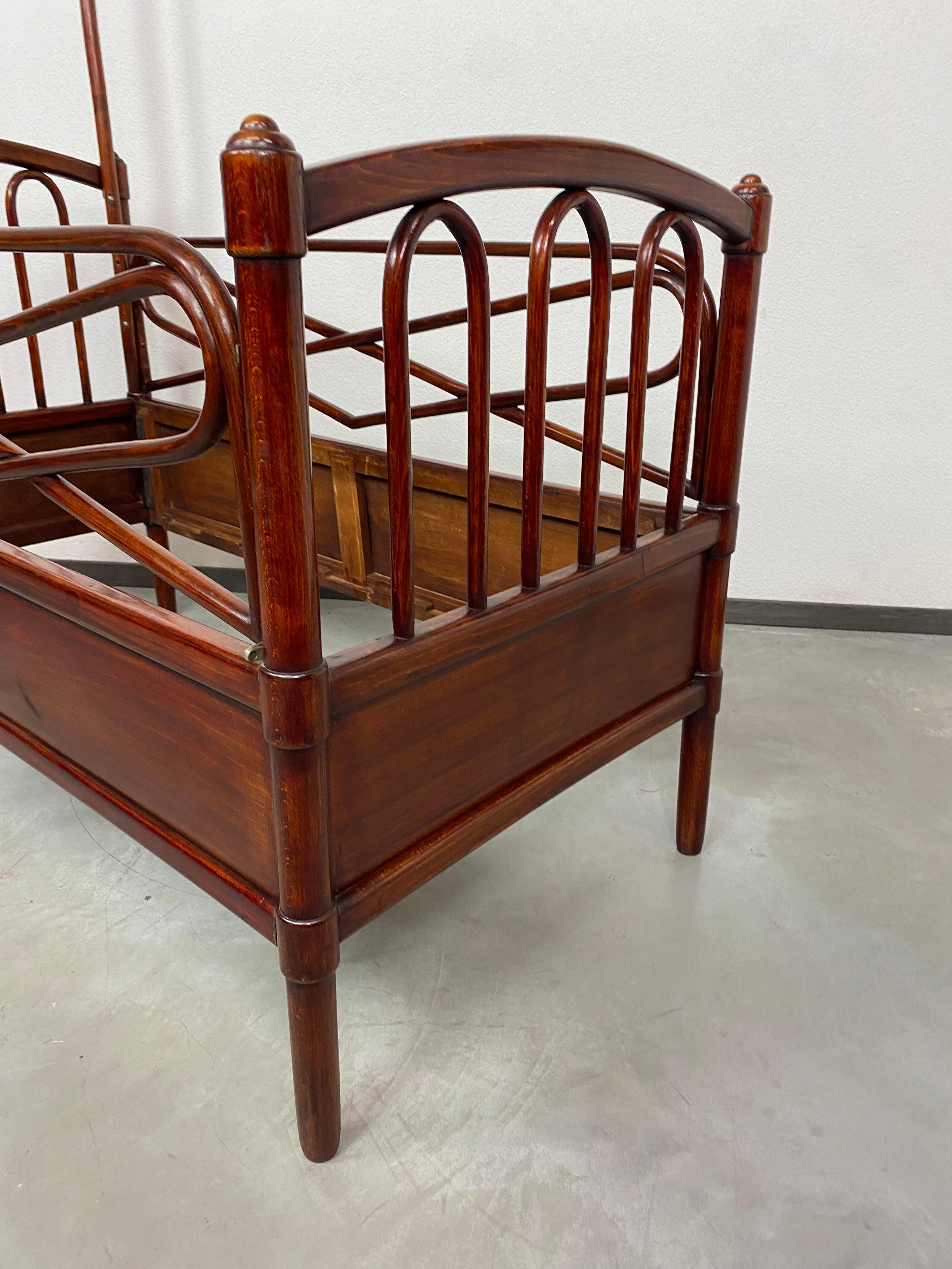 19th Century Bentwood bed no.5 for children circa 1890 For Sale